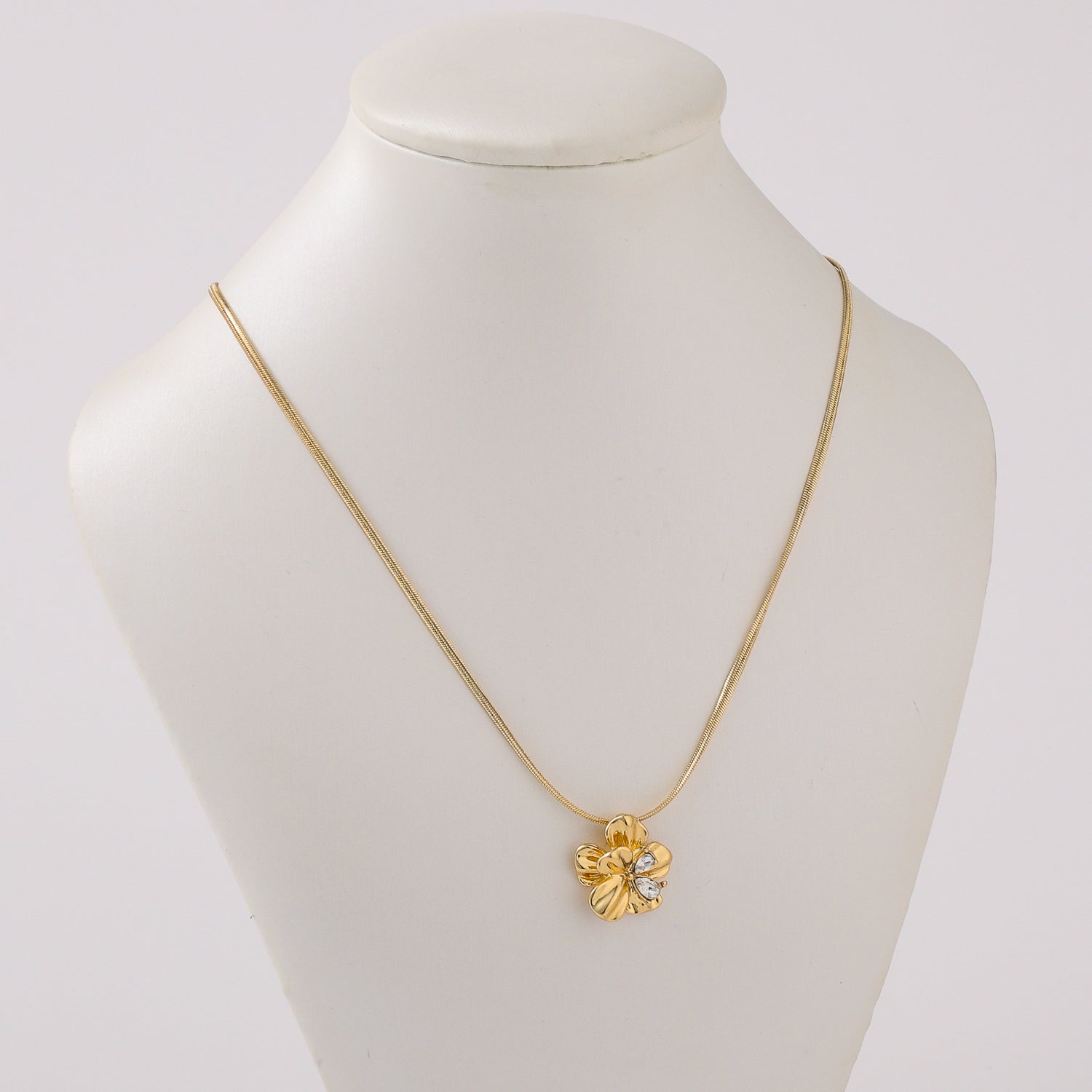 16 " cadena style mediana / dije flor moldeada dorado