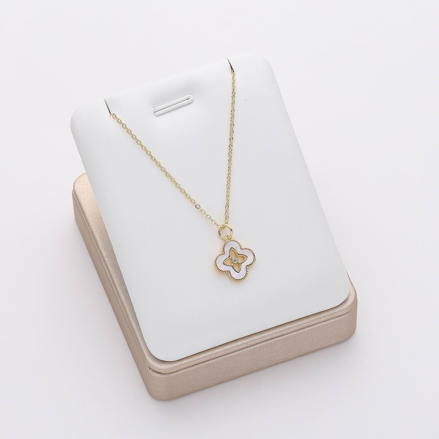 16" CAD DEL DIJE FLOR VAN APERLADA PERFIL / DORADO