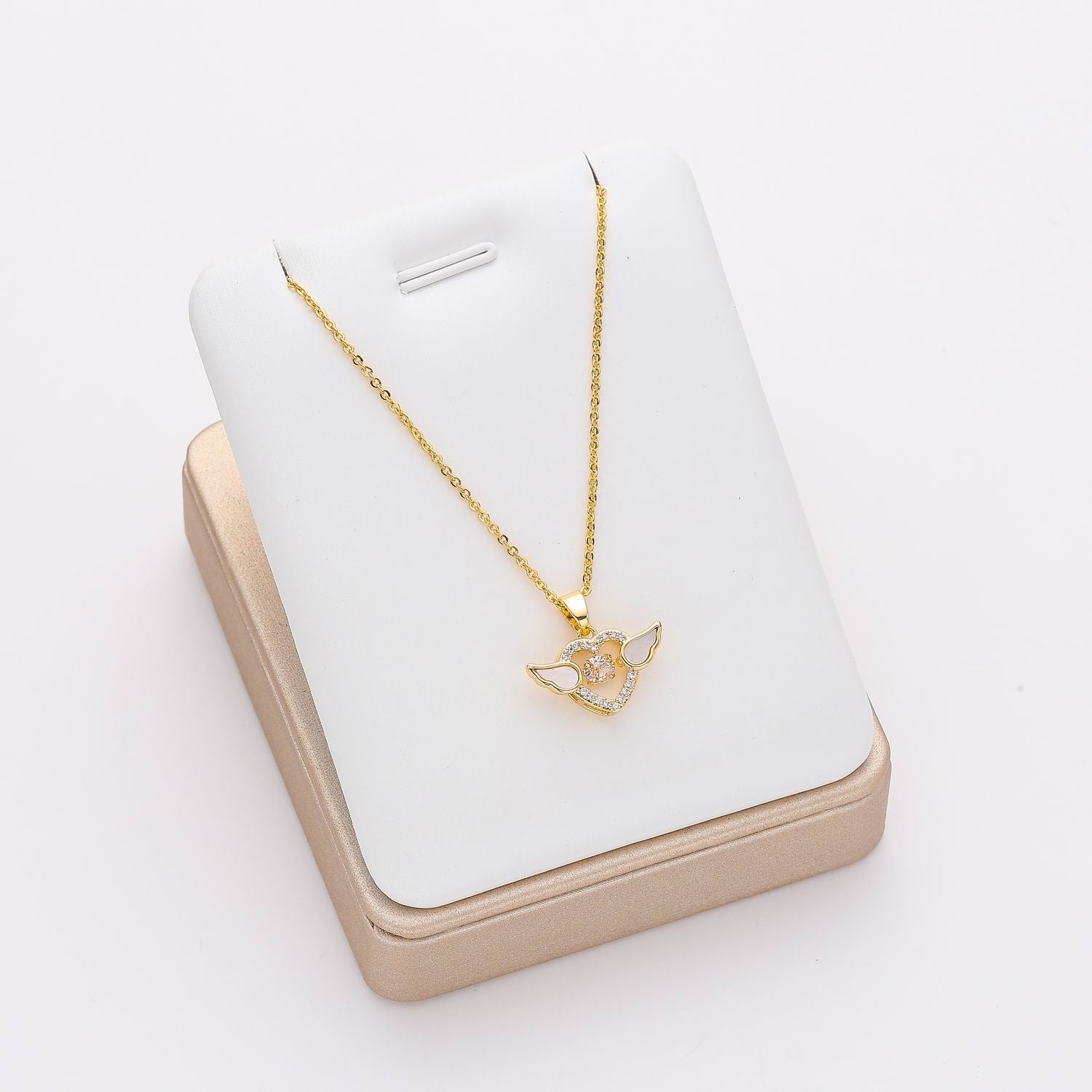 16" CAD DEL DIJE PERFIL CORAZON ALITAS APERLADAS / DORADO