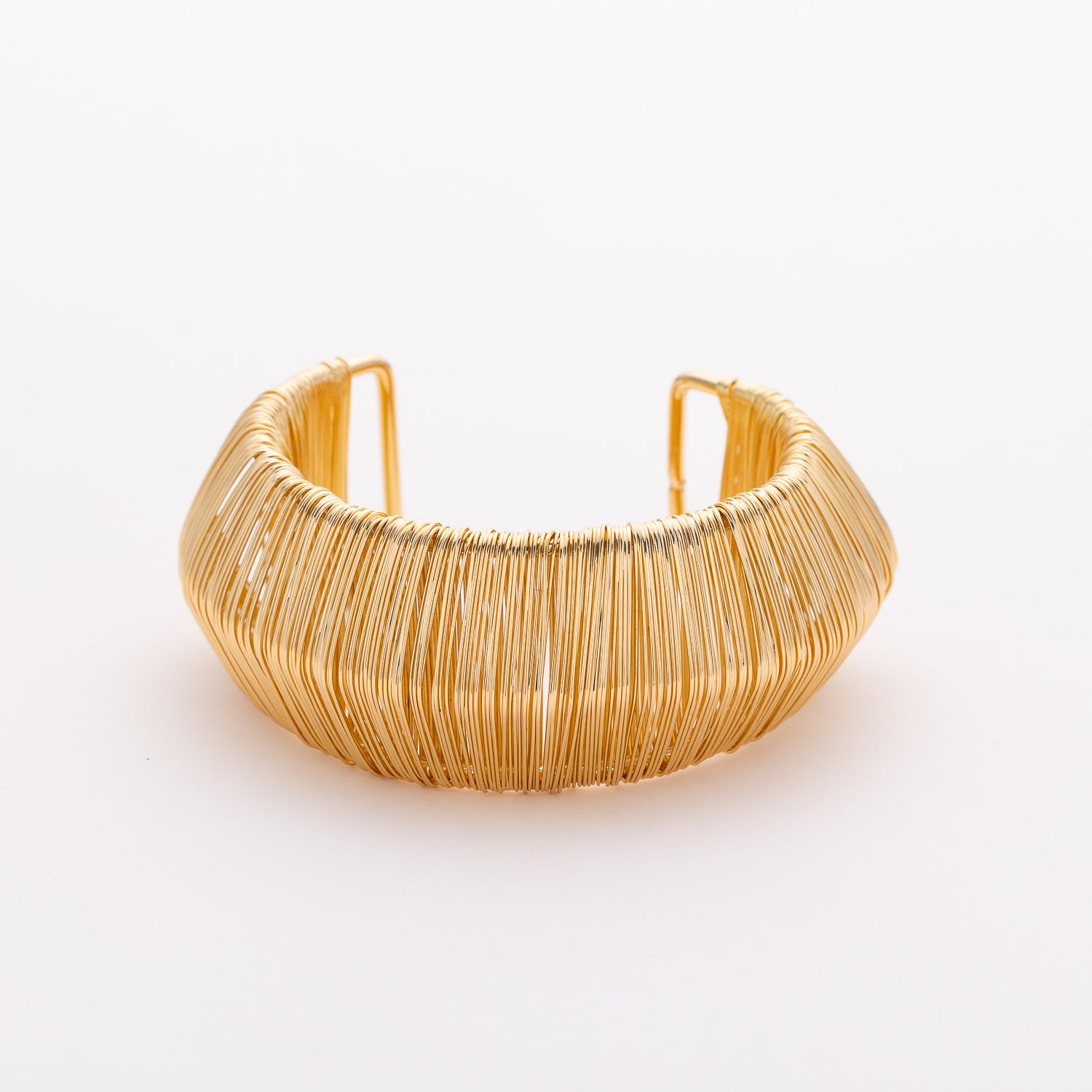 brazalete ancho rigido multilineas piramidales dorado