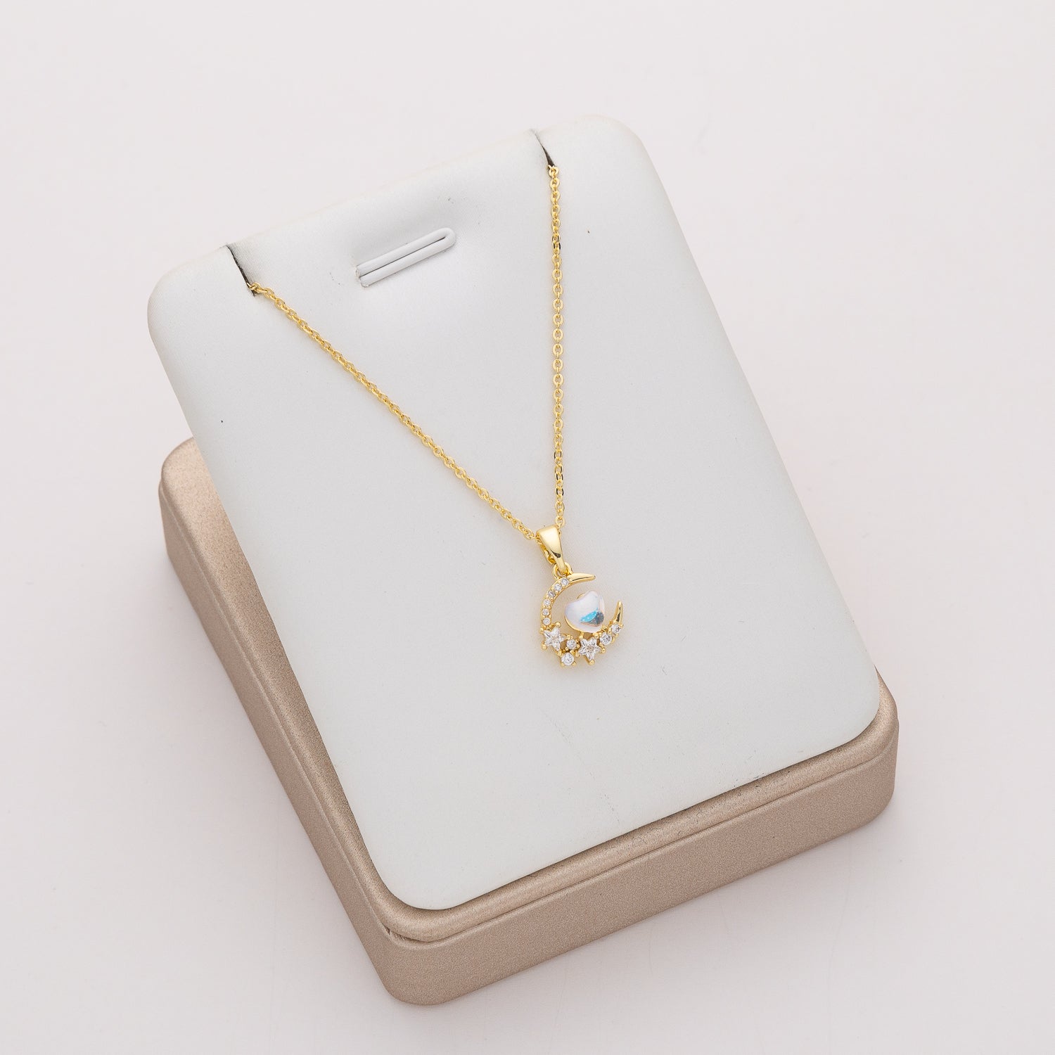 16" cadena delgada /dije luna cristal con corazon / dorado