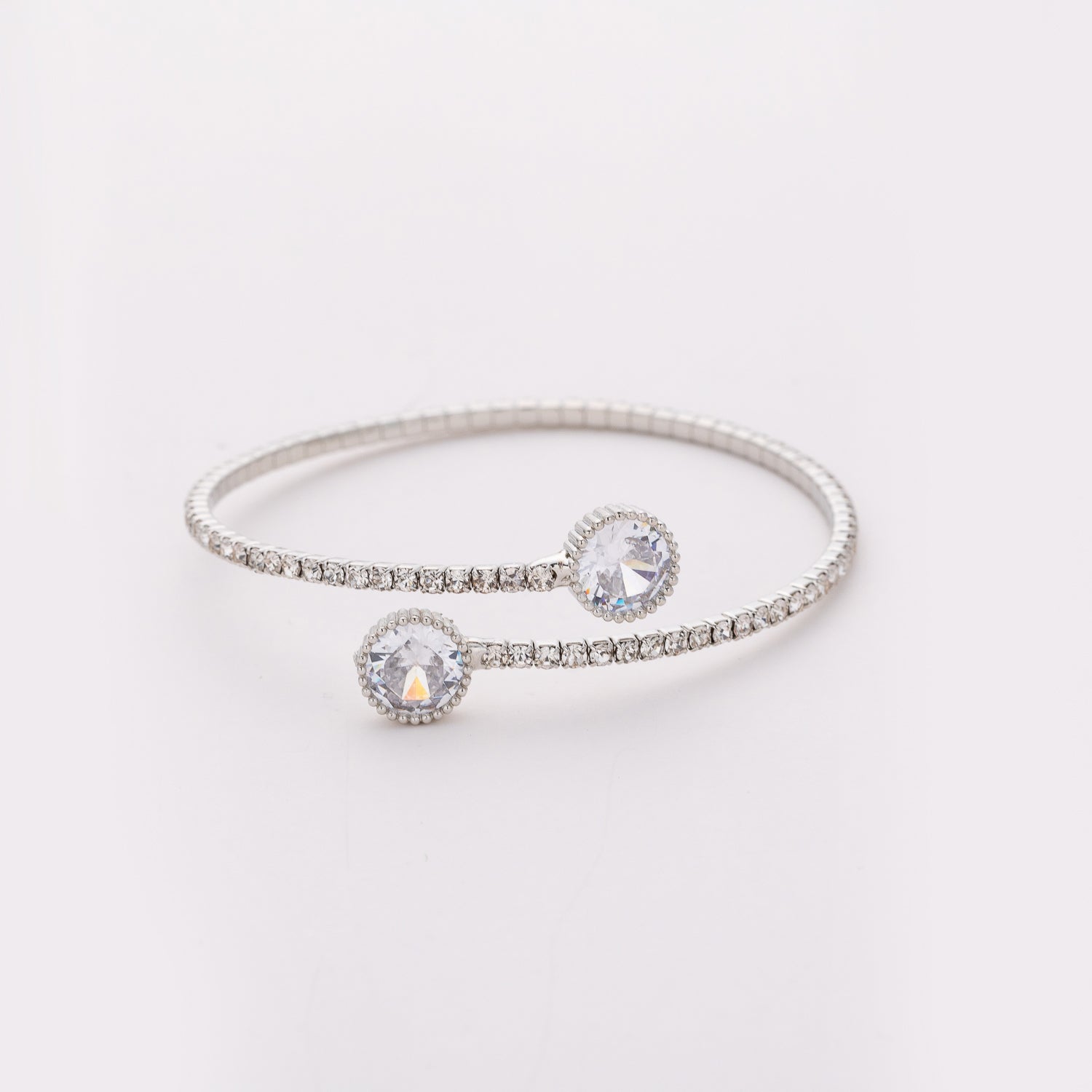 BRAZALETE DELGADO ELASTICO LINEA CRISTAL / ABIERTO / PUNTAS CRISTAL MED / PLATA