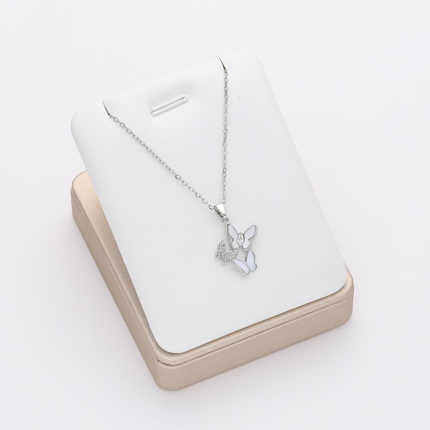 18" CADENA ESLABON MED / DIJE  3 MARIPOSAS ESMALTE BLANCO / PLATA