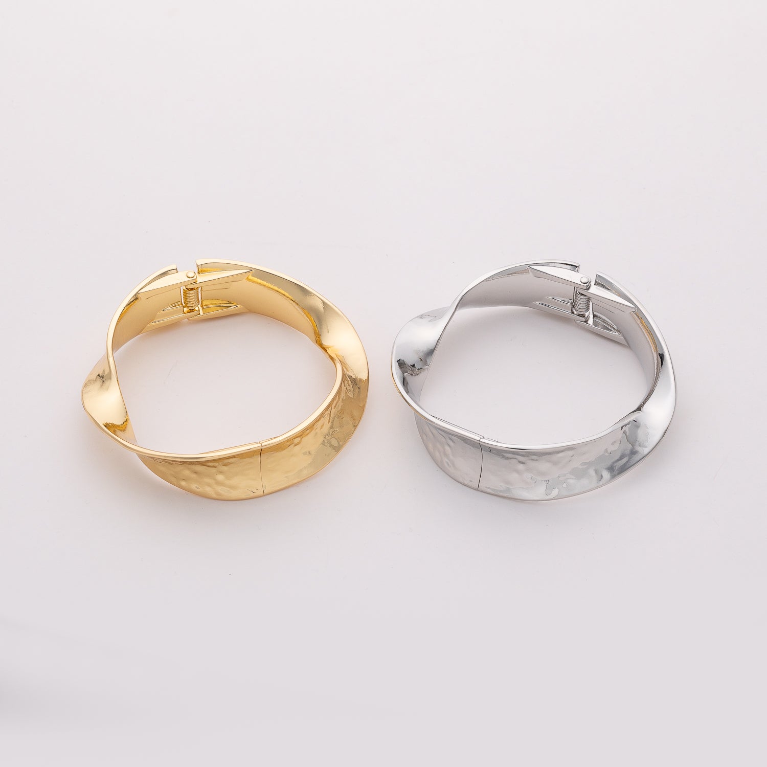 BRAZALETE RIGIDA ABIETO ANCHO ENROSCADO AMARTILLADO