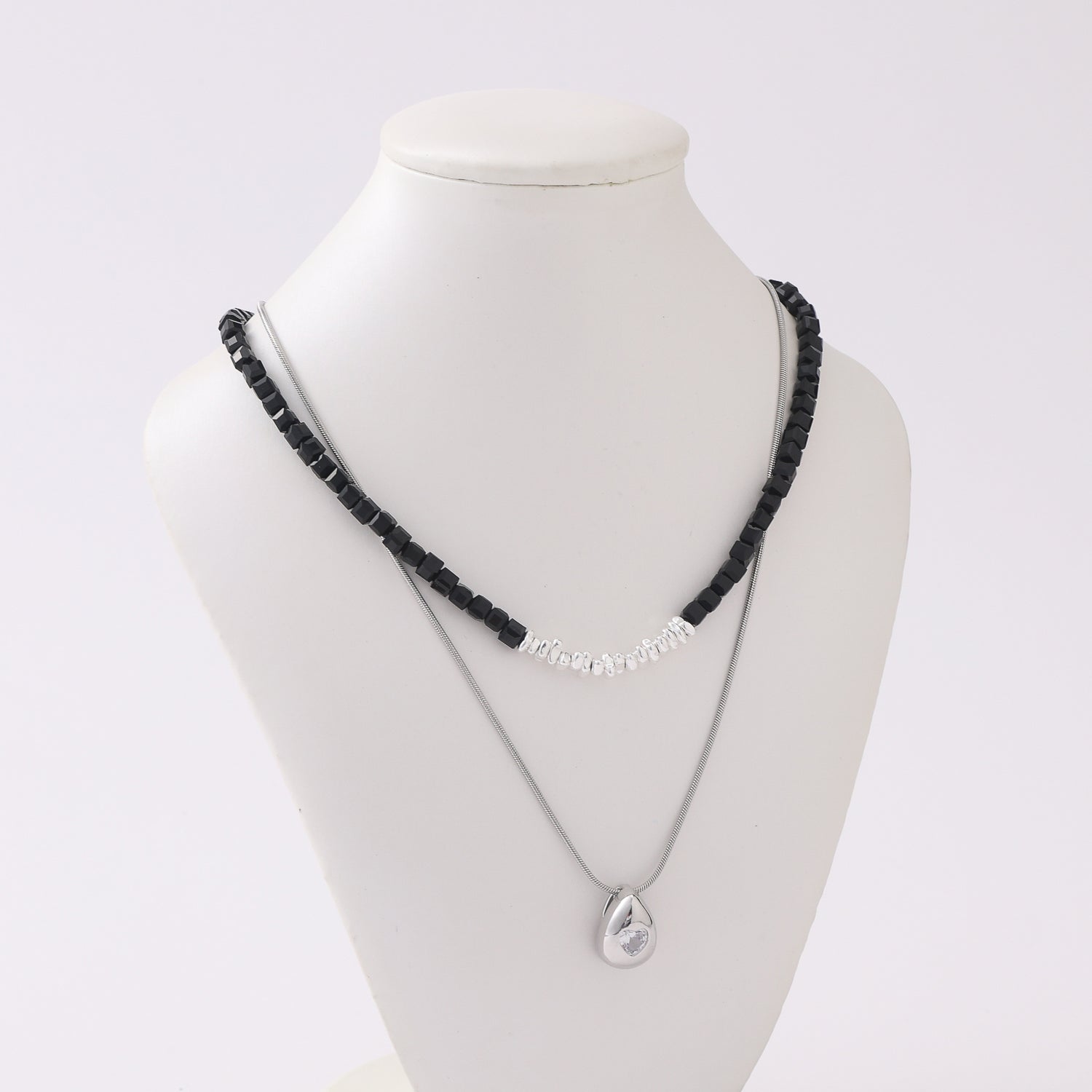 18" / 2 LINEAS / GARGANTILLA CUBOS NEGRAS Y METAL / CAD NEGRA DIJE GOTA