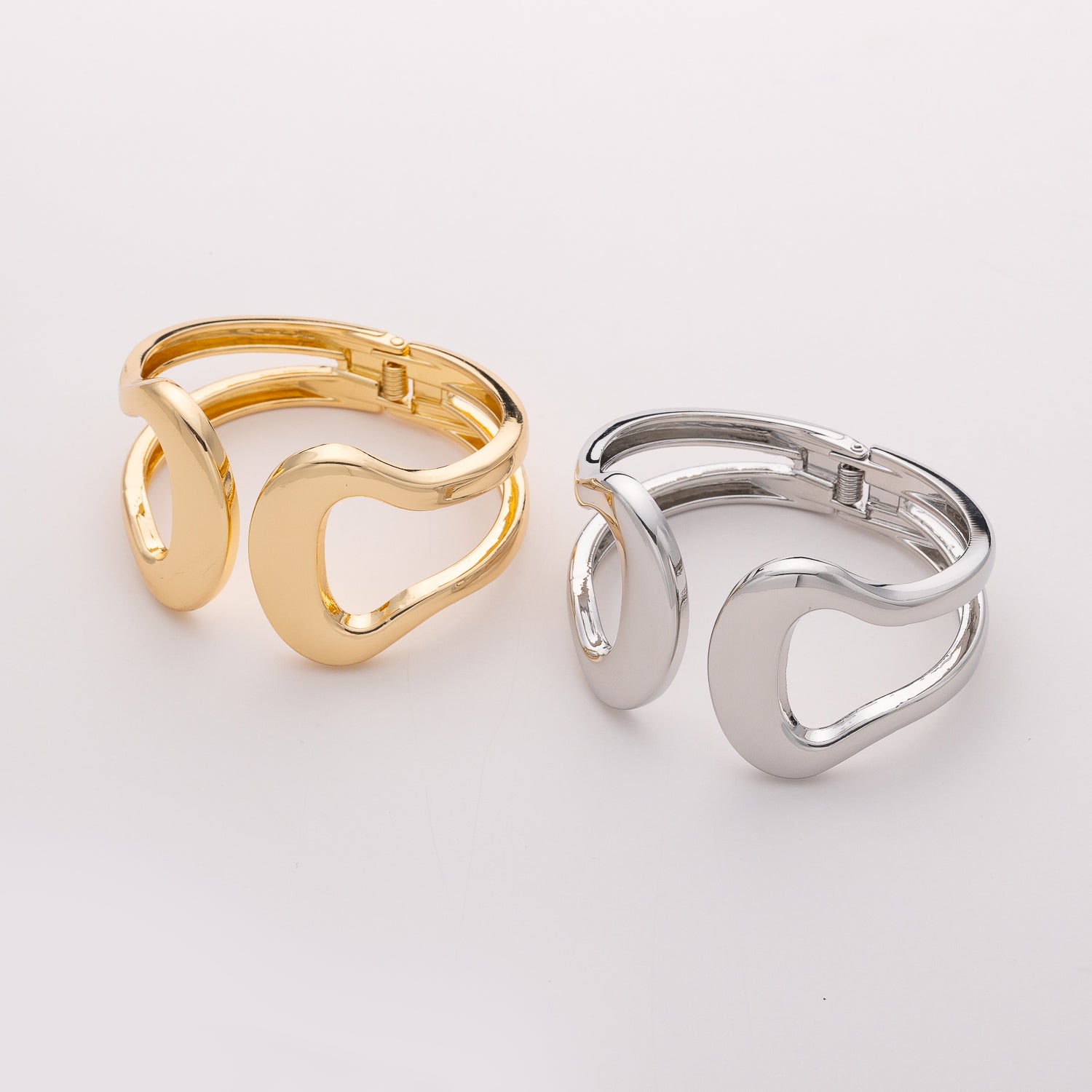 BRAZALETE RIGIDO ABIERTO  MUY ANCHO PERFIL / MEDIO CIRCULO