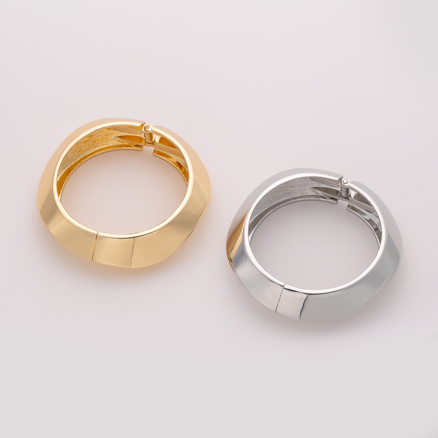 BRAZALETE RIGIDO MEDIANO ANCHO PIRAMIDAL