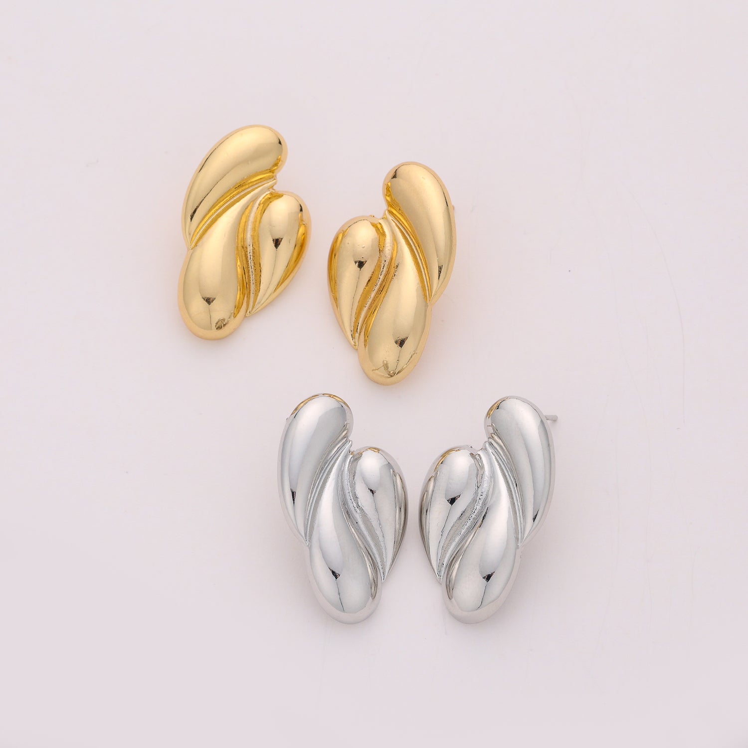 pegado / 3 gotas chicas / dorado