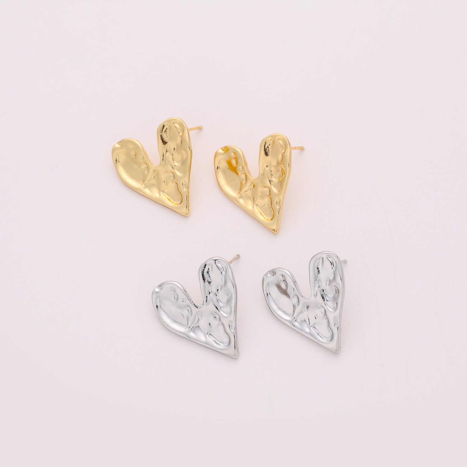 pegado / corazones medianos amartillados / dorado