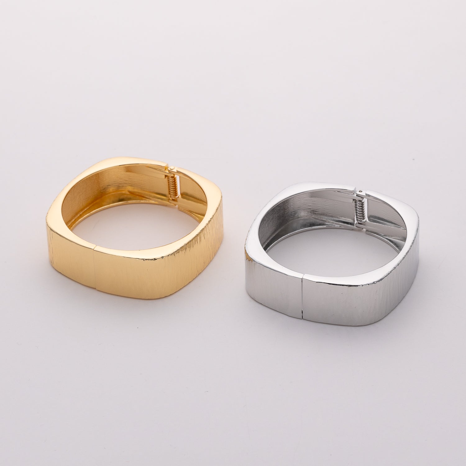 BRAZALETE RIGIDO CUADRADO ANCHO TEXTURIZADO