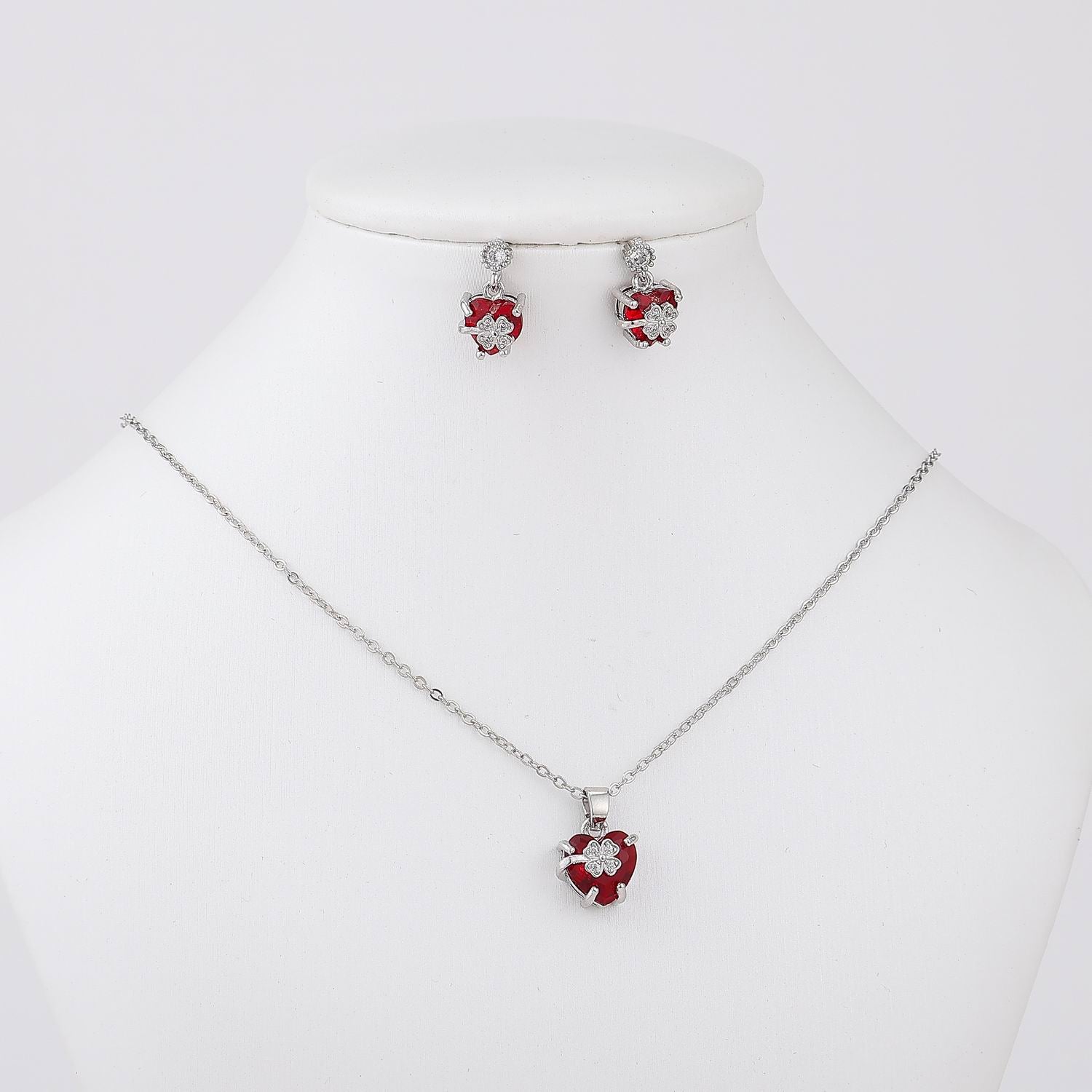 COLL/ARE 18" CORAZON CRISTAL ROJO  MED / REPUJADO FLOR / ARETES CORAZO