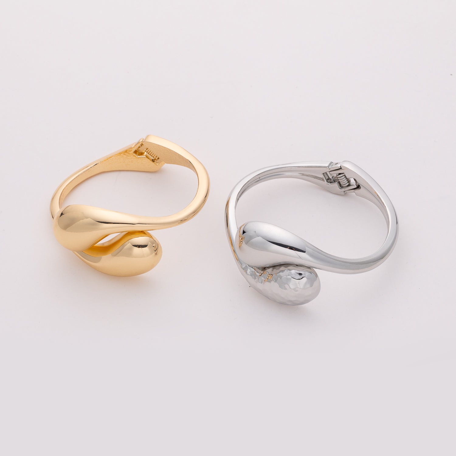 BRAZALETE RIGIDO ABIERTO PUNTAS GOTAS CRUZADAS