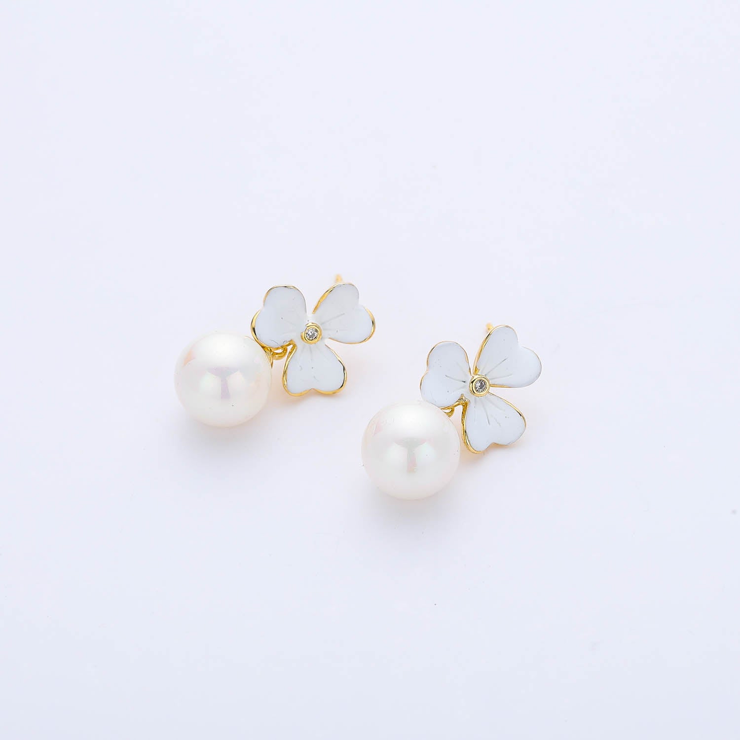 FLOR ESMALTE BLANCO CUELGA PERLA 6 MM