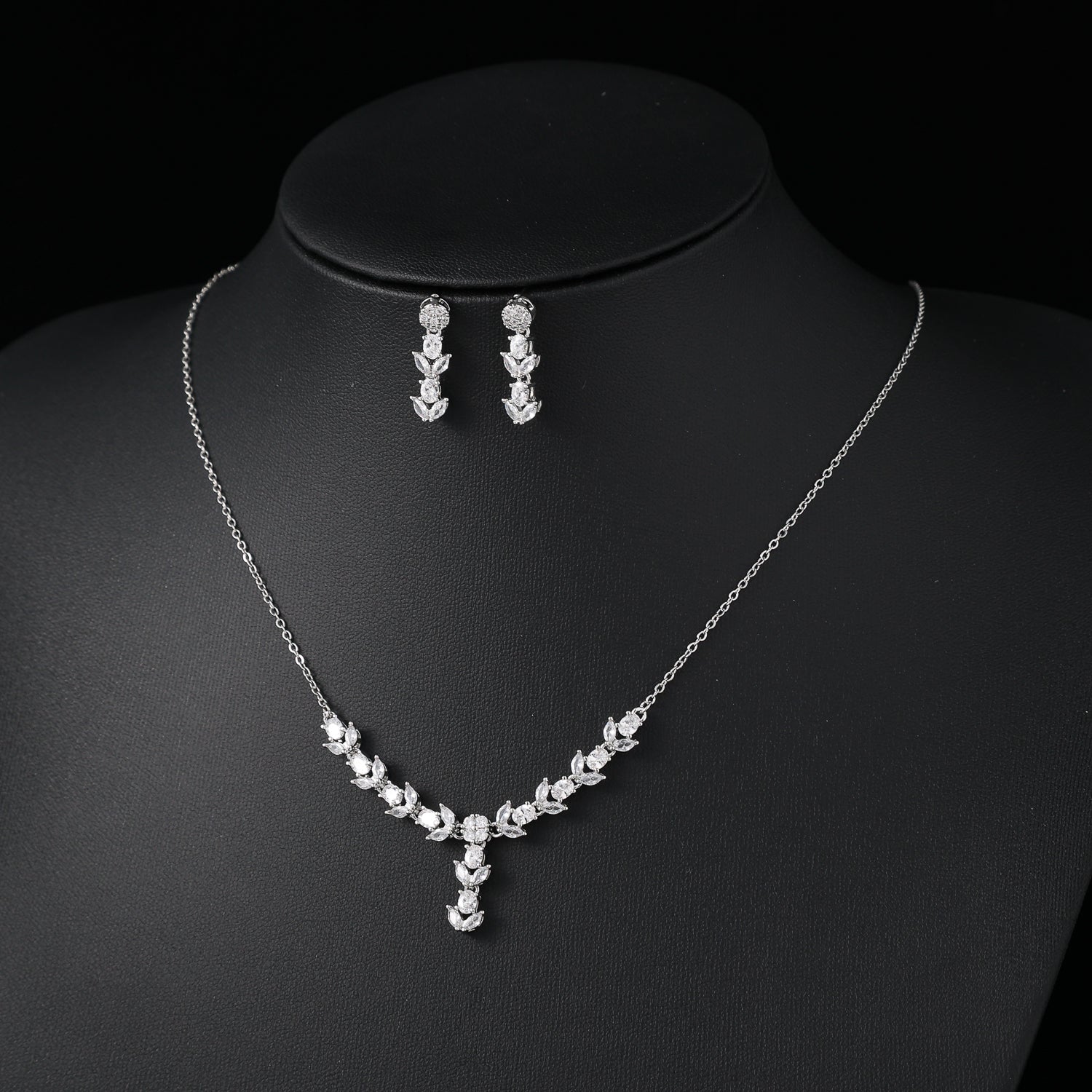 coll y are /marquises en forma rosa / cuelga lineas cristal mediano / arete largo / plata