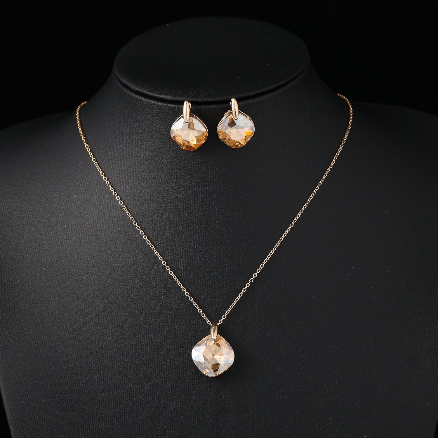 coll y are /cad delgada / dije rombo ambar  g / arete rombo / dorado