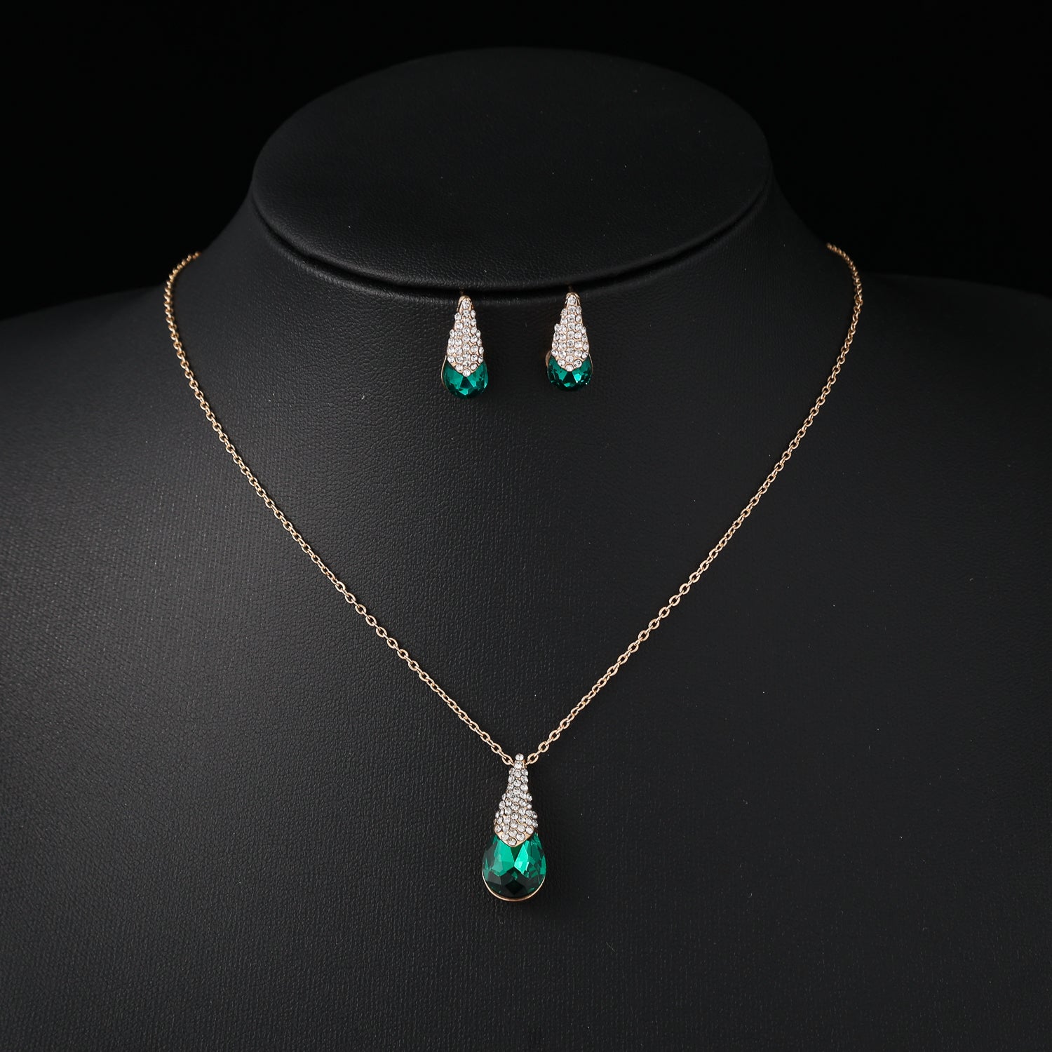 coll y are /cad del / dije gota alargada verde/ base cristal / aretes gota cristal / dorado