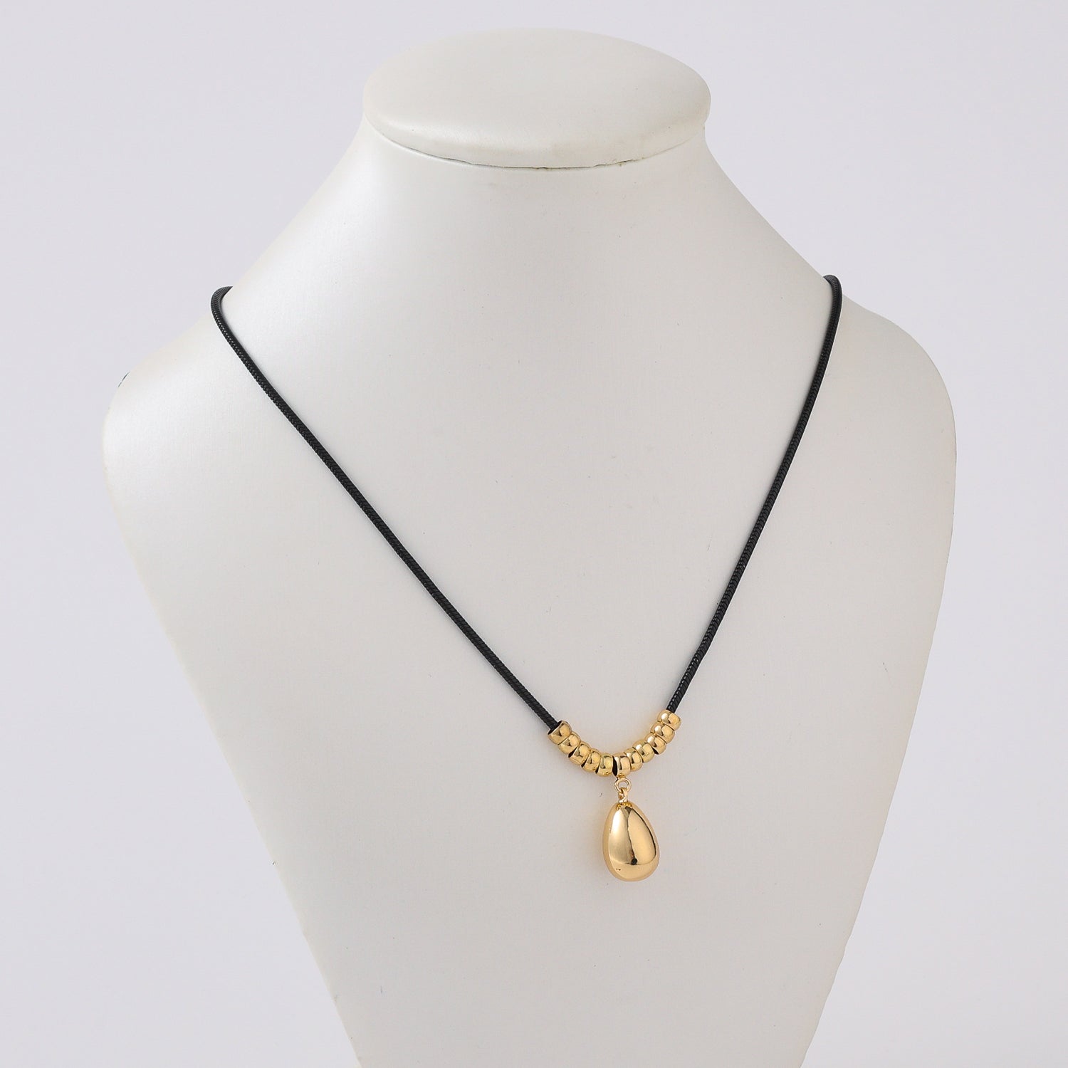 16" linea negro / bolitas doradas / cuelga gota mediana / dorado
