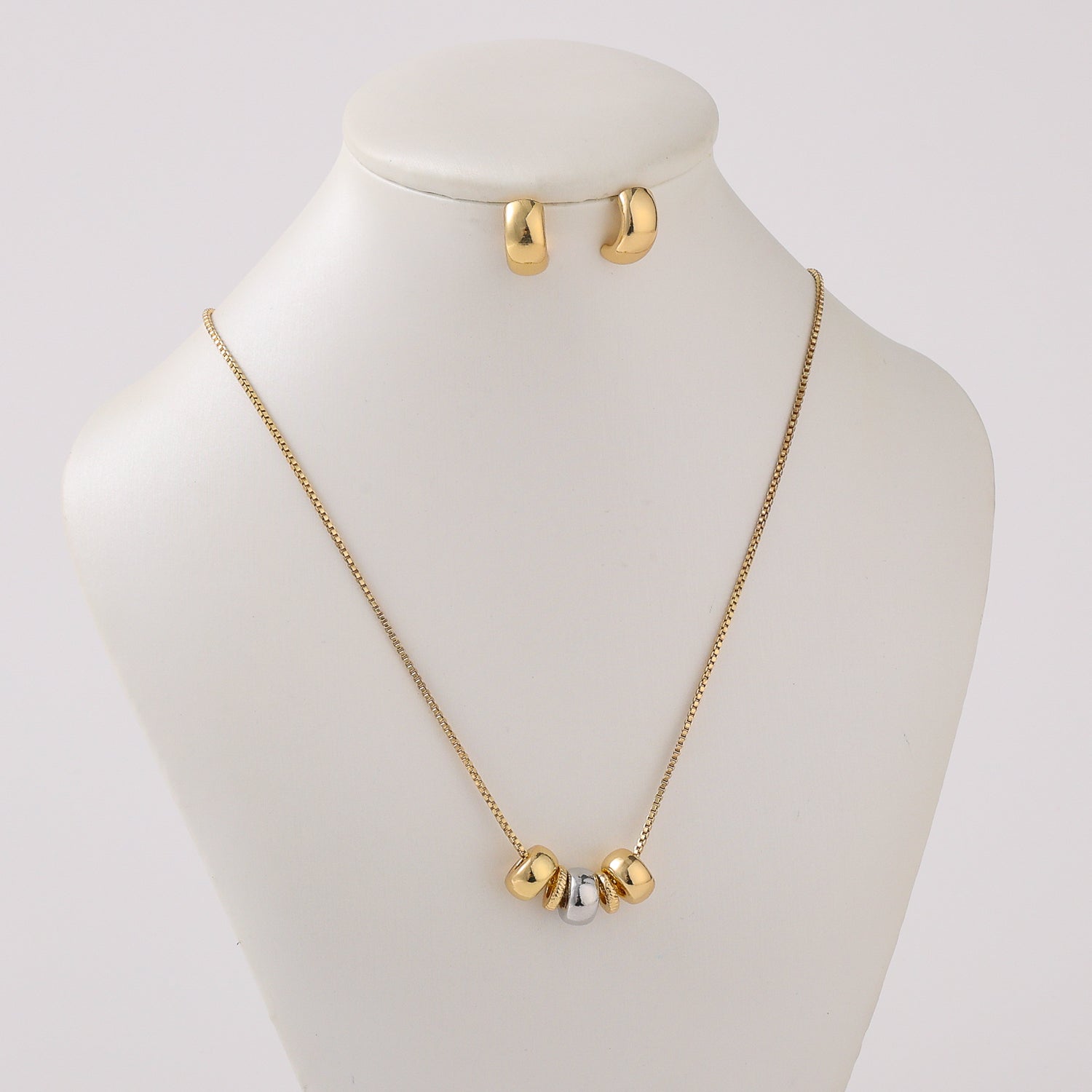 coll y are / cadena delgada / 3 aros medianos plata y dorado / arete media arracada gruesa/ dorado