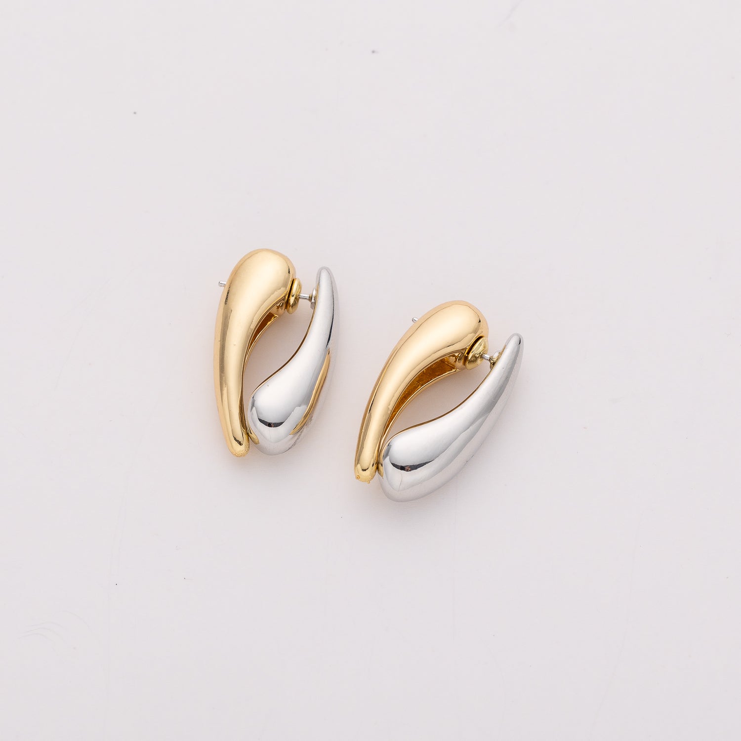 2 gotas alargadas delgadas /adelante y atraz / 2 t / dorado y plata