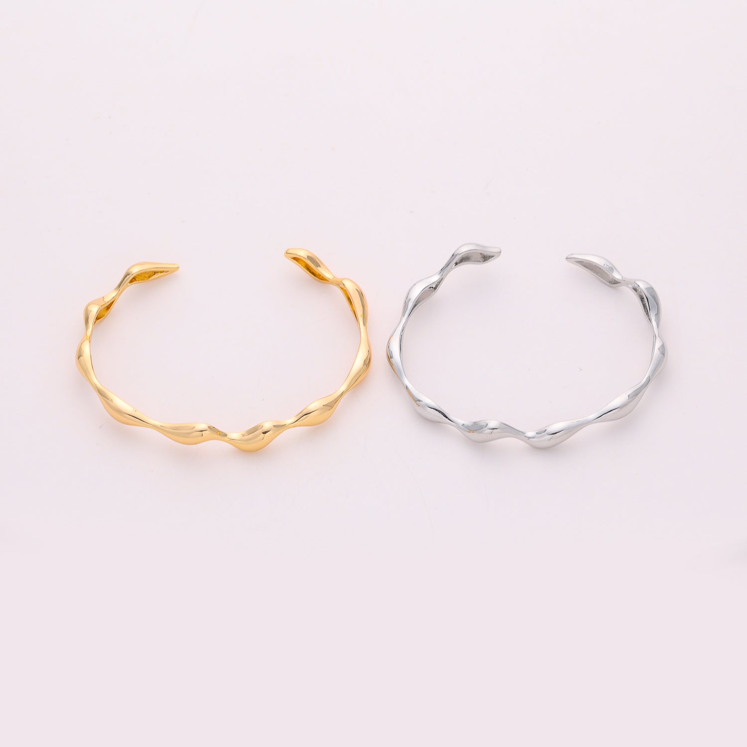 BRAZALETE DELGADO ONDULADO EN GOTAS AMORFAS