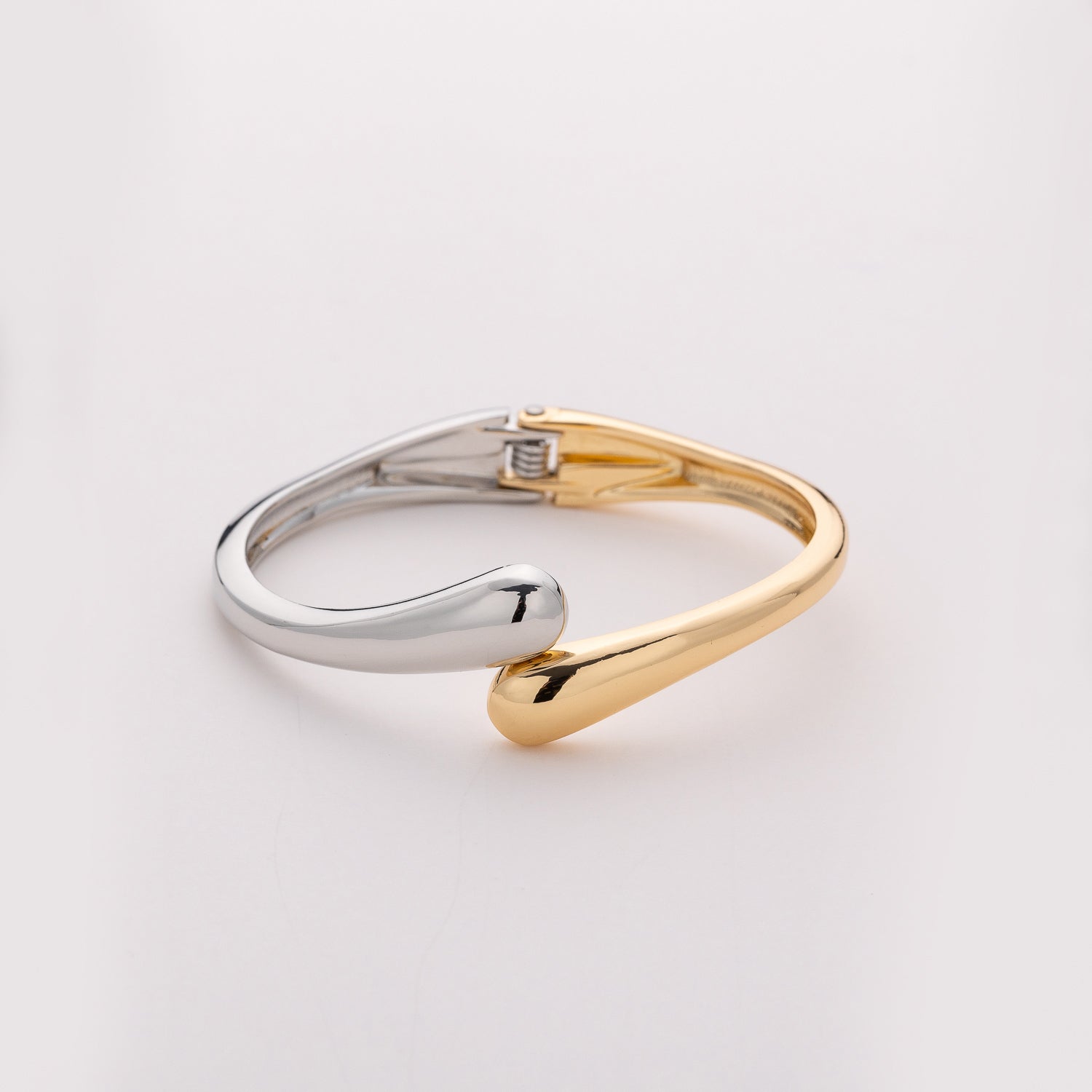 BRAZALETE RIGIDO PUNTAS EN GOTA CRUZADAS CHICAS / 2T / PLATA Y DORADO