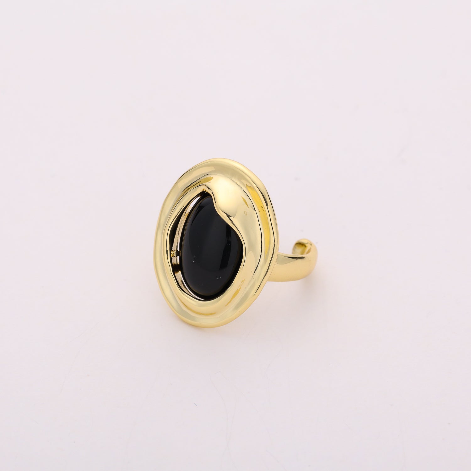 anillo / circulo grande con ovalo amorfo al centro / dorado