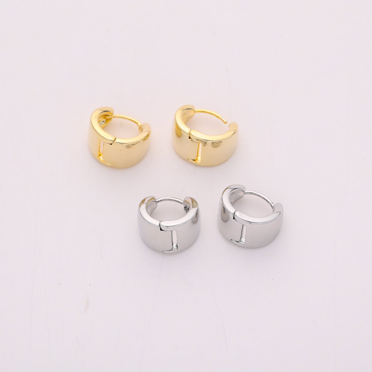 huggie chica / ancha en triangulo / chunky / dorado