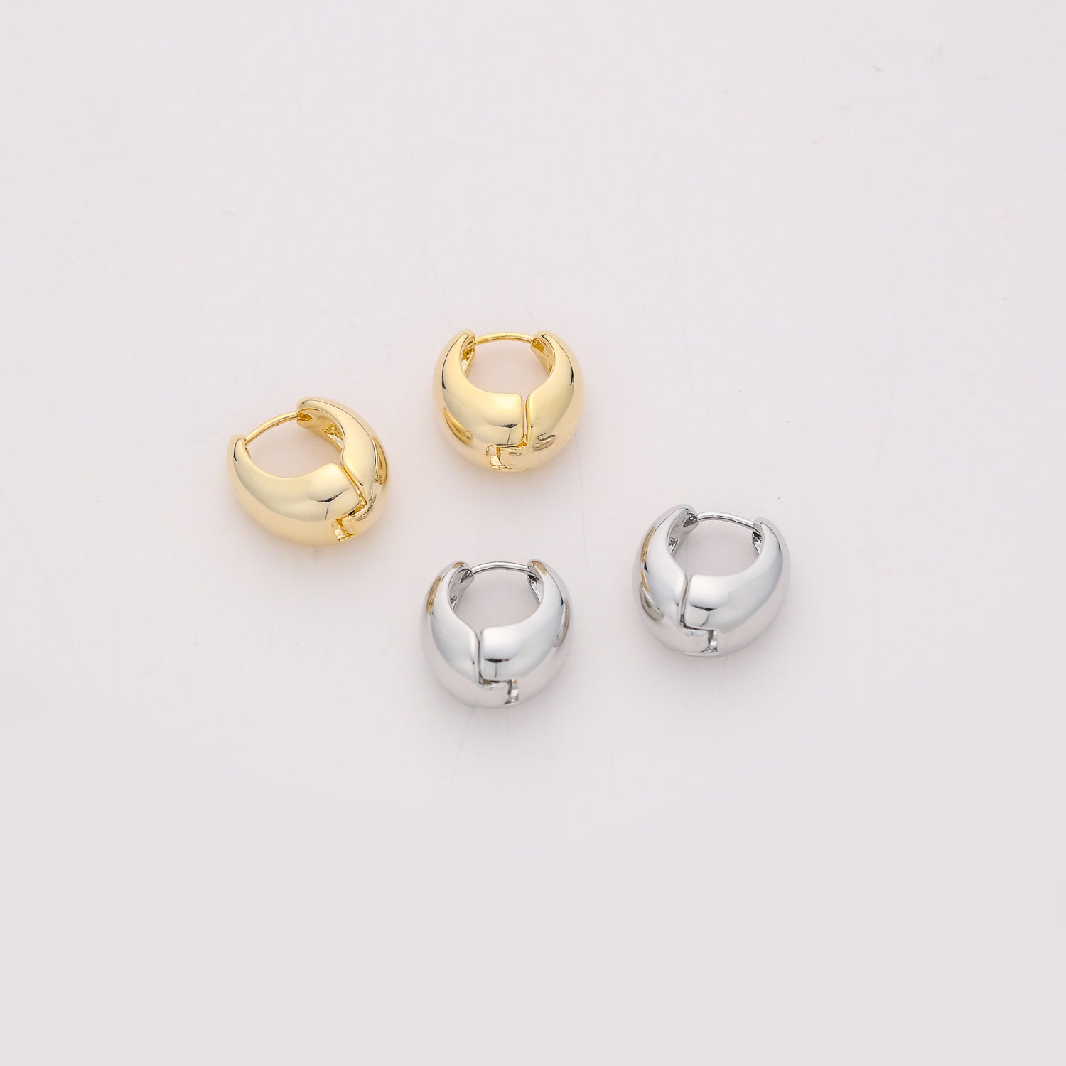 huggie mediana ovalada en gota / chunky / dorado