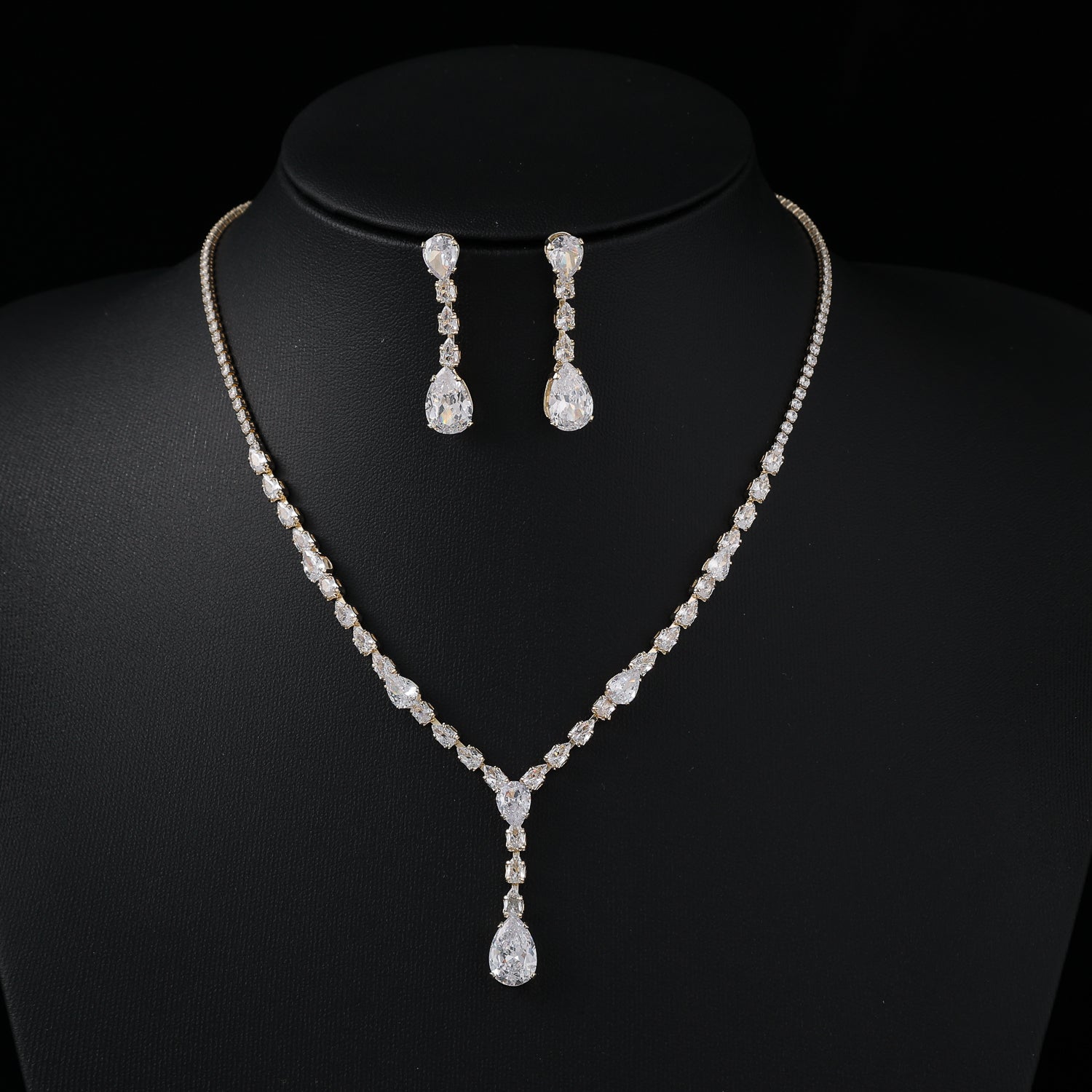 coll y are /gargantilla cristal /gotas medianas / cuelga gota g cristal / arete largo/ dorado