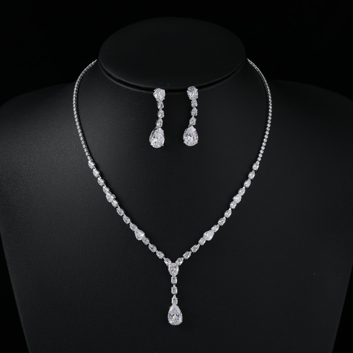 coll y are /gargantilla cristal /gotas medianas / cuelga gota g cristal / arete largo/ dorado