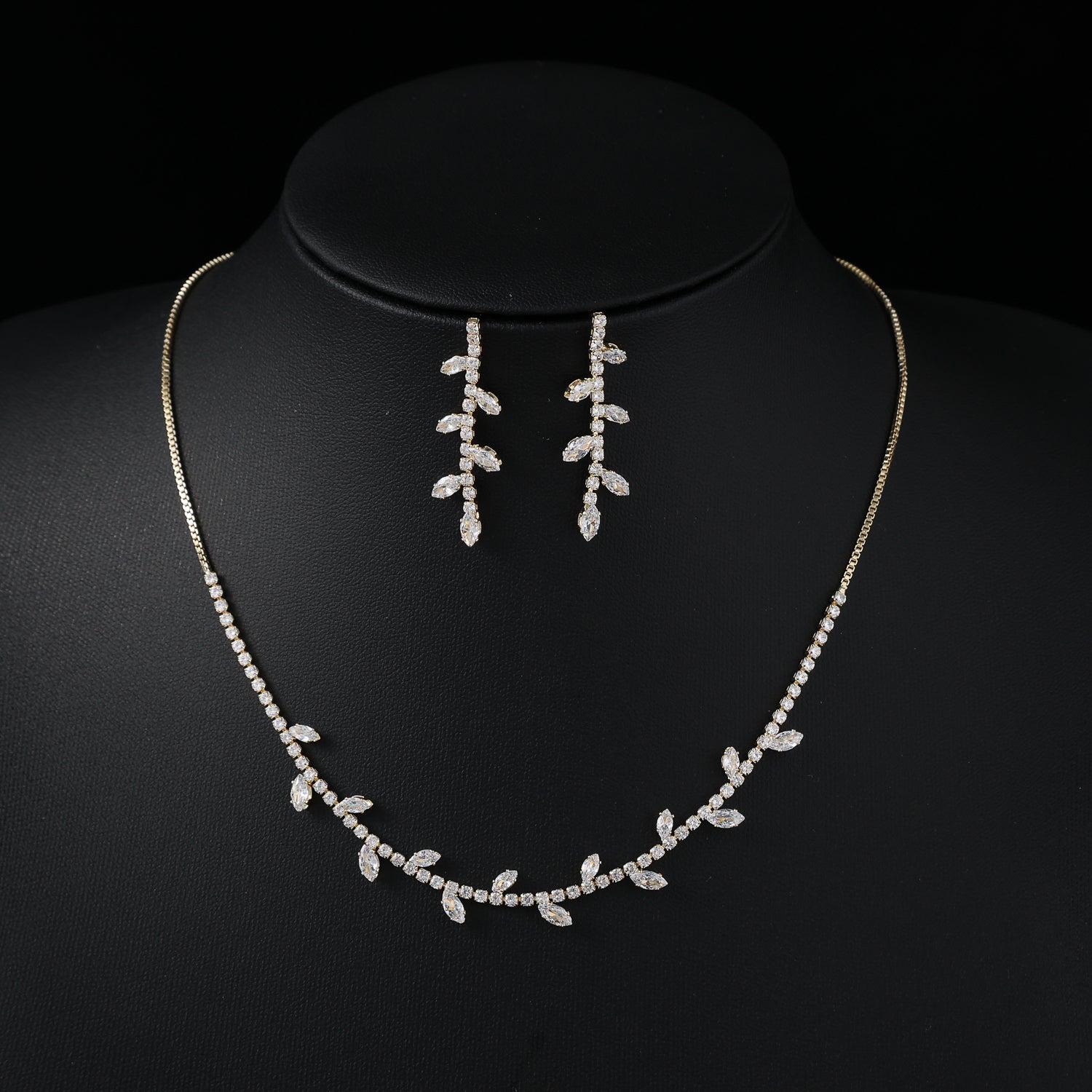 coll y are /gargantilla / cad box / cristal / marquises alternados / arete largo / dorado