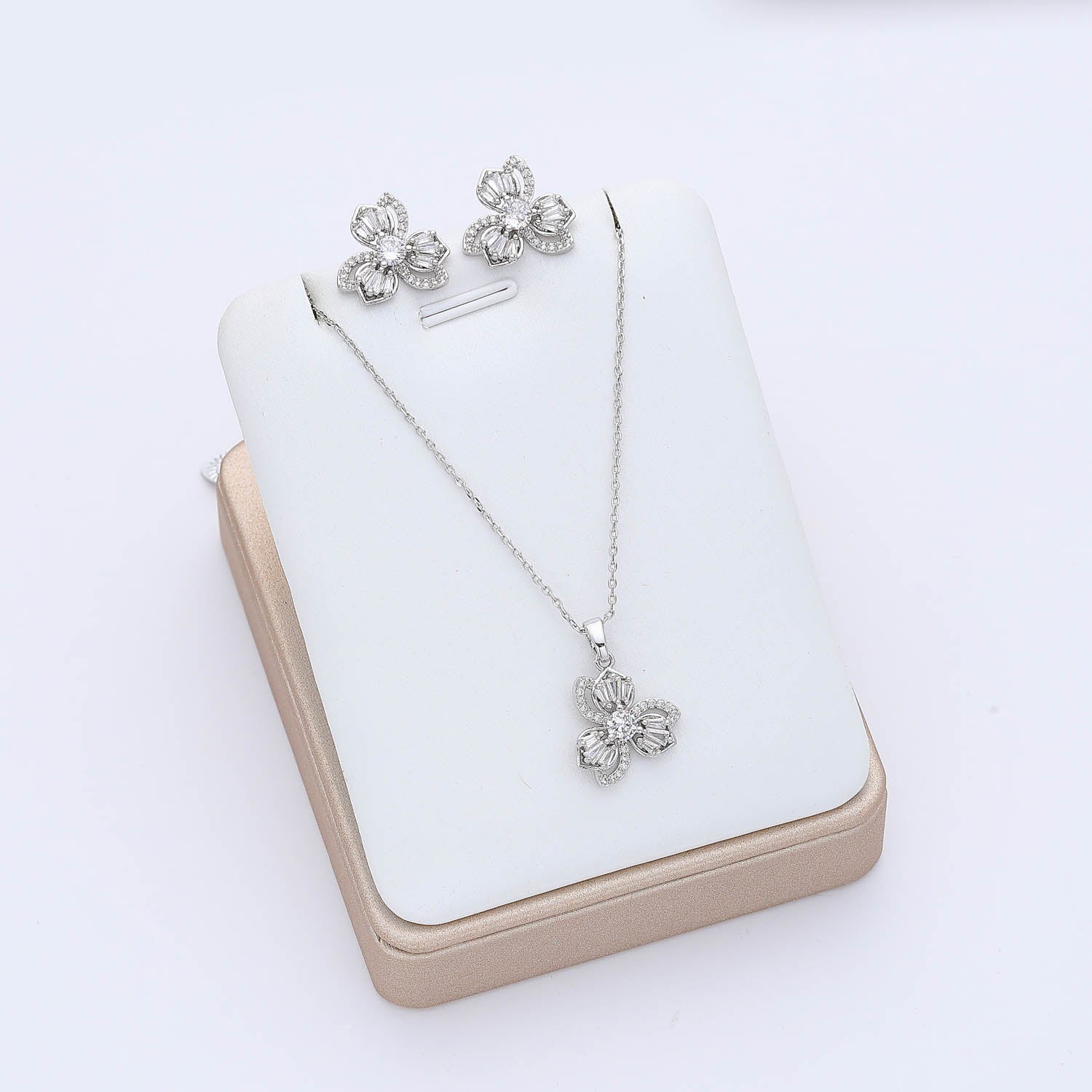 COL Y ARE / 16 " CAD DEL DIJE FLOR  3 PETALOS BAGGETTES / ARETES JUEGO