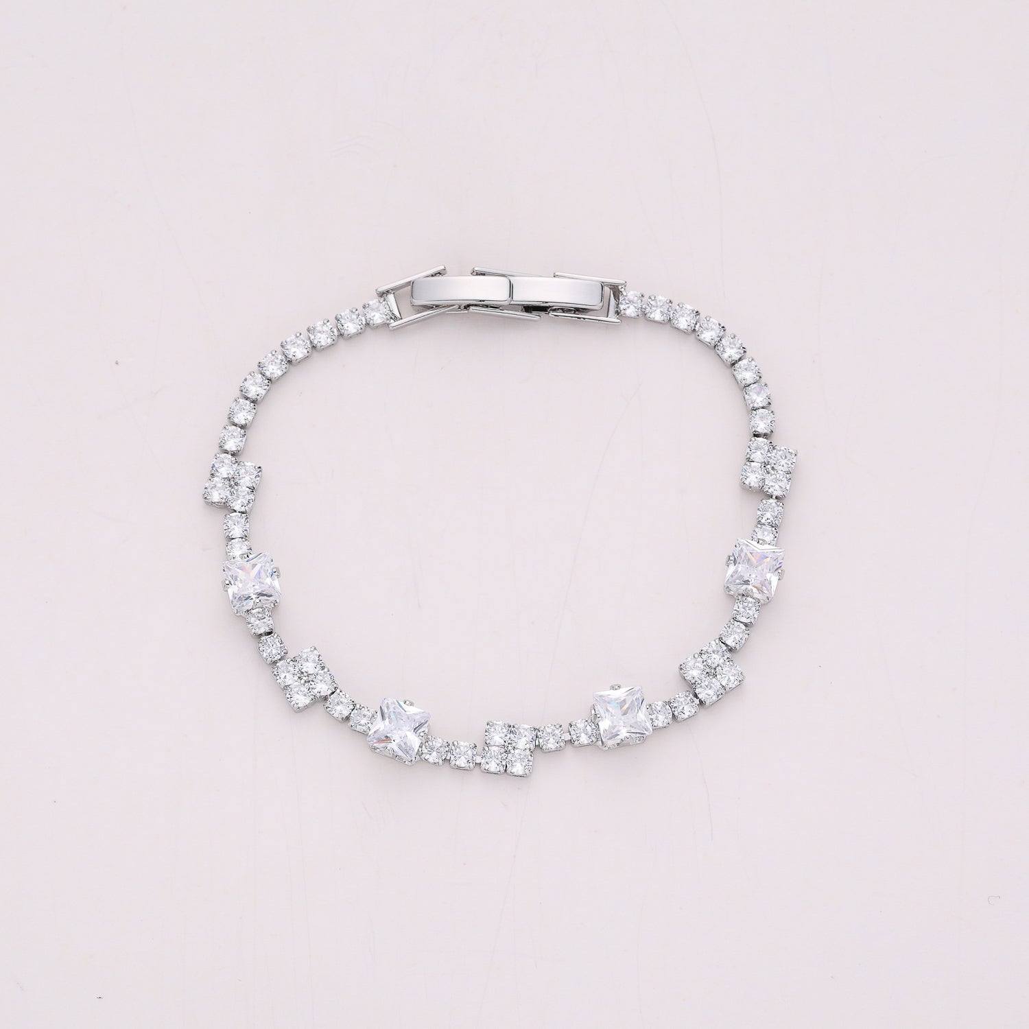 PULSERA CRISTAL / LINEAS ALTERNADAS UNIDAS / 1 CRISTAL MED AL CENTRO / PLATA