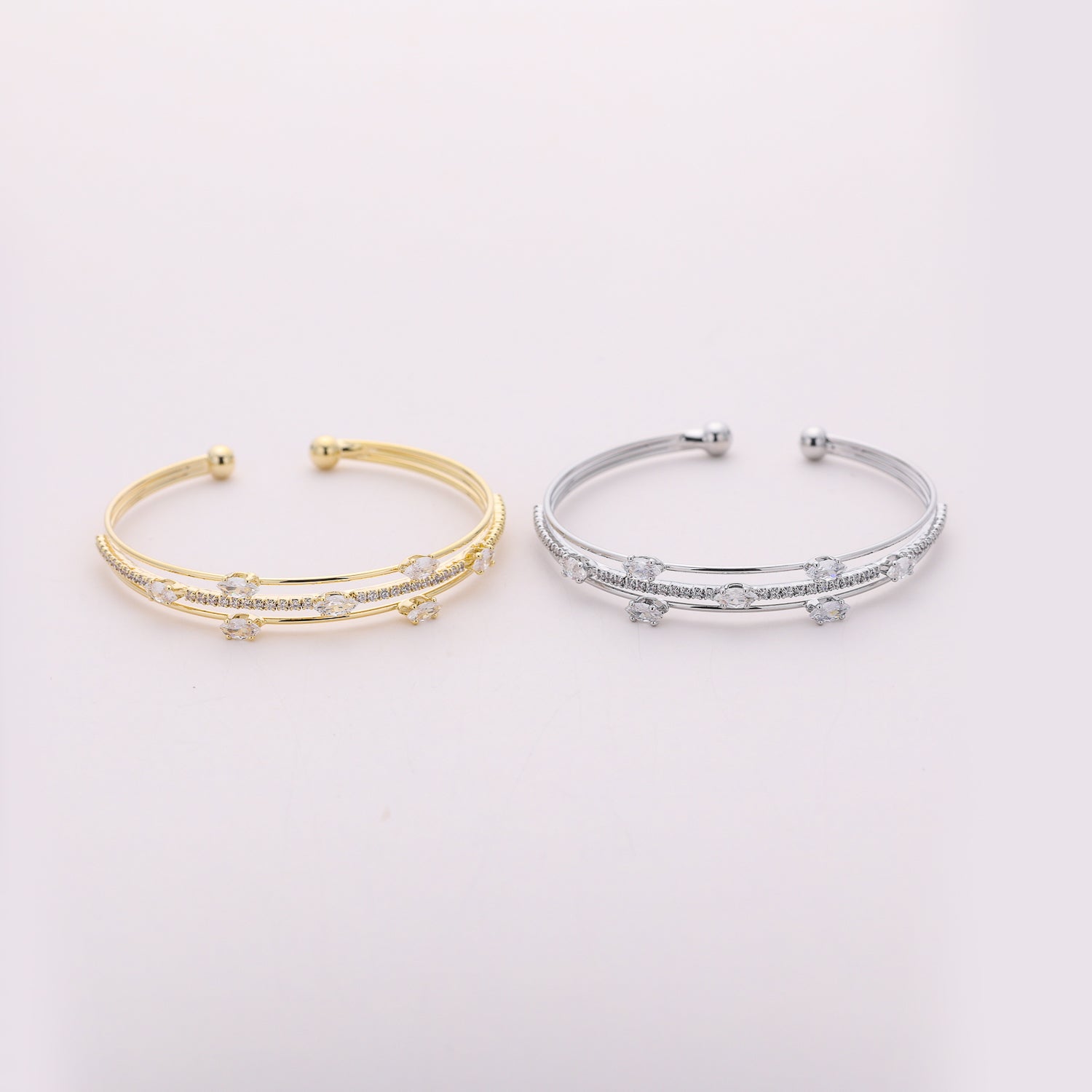 PULSERA RIGIDA / 3 LINEAS DELGADAS / CENTRO CRISTAL/ LAGRIMAS CRISTAL ALTERNADAS / DORADO
