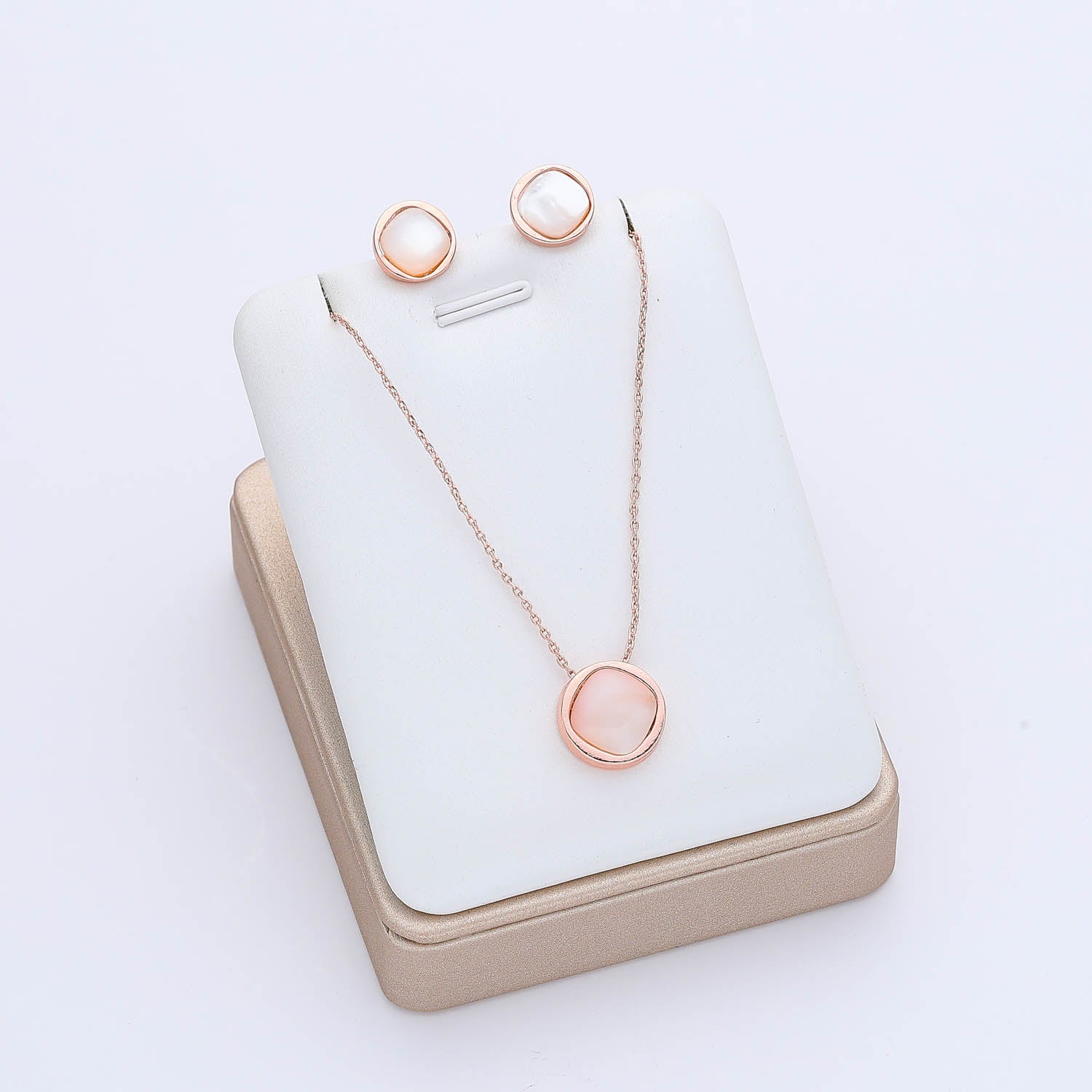 COL Y ARE / 16 " CAD DEL DIJE CUADRO APERLADO / BASE CIRCULO / ARETES