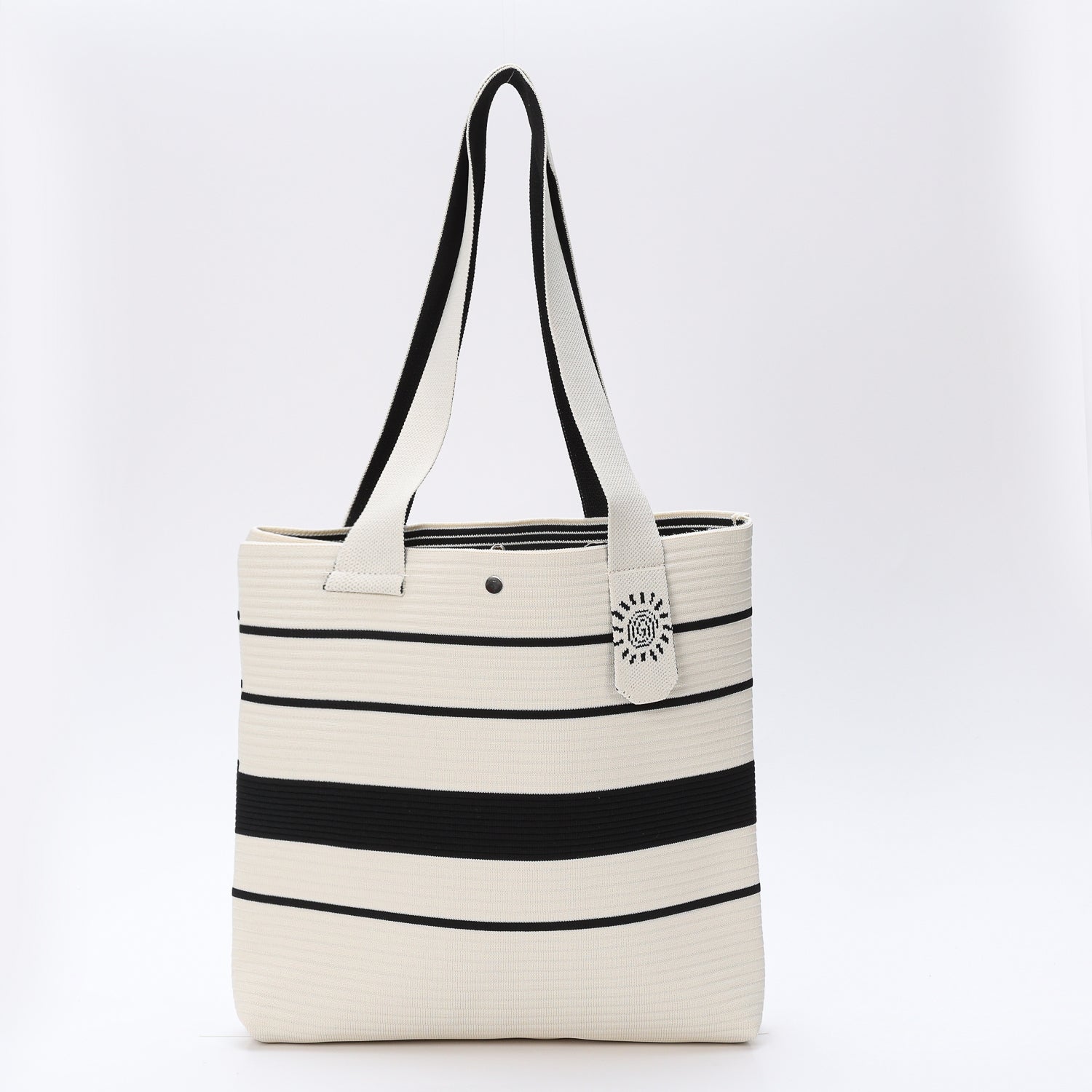 TOTE TEJIDA MEDIANA / LINEAS HORIZONTALES NEGRAS /DETALLE SOLEY / NEGRO