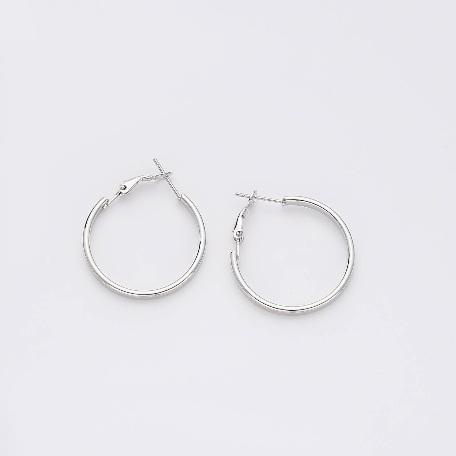 ARRACADA TUBULAR SENCILLA CHICA PLATA