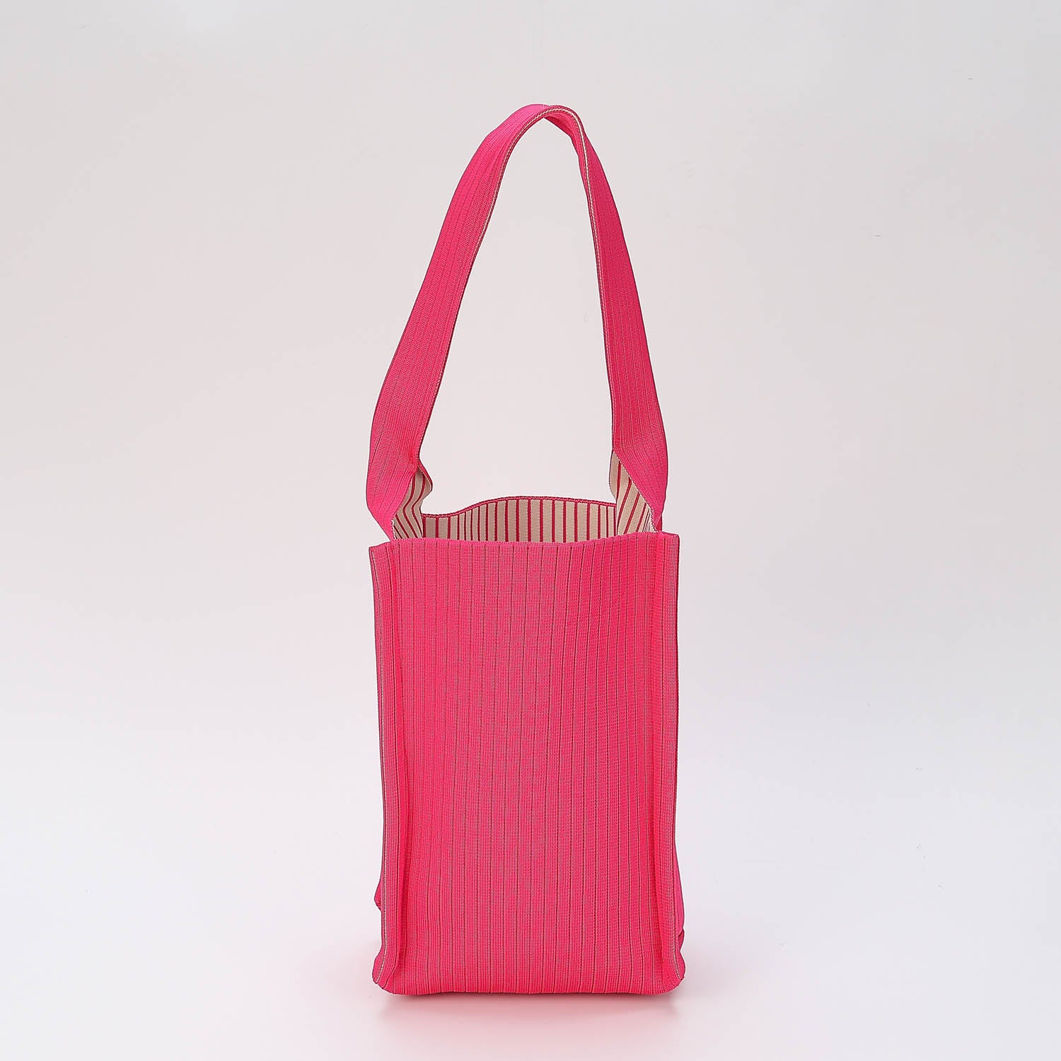 TOTE BAG RECTANGULAR TEJIDA MEDIANA  / TELA CON LINEAS DELGADAS