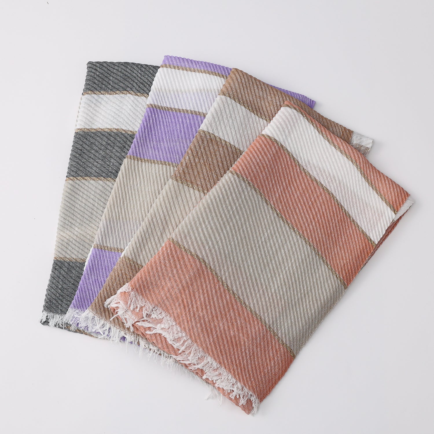 BUFANDA MED CORRUGADA/ LINEAS HORIZONTALES GRUESAS BEIGE / LINEA DORADO