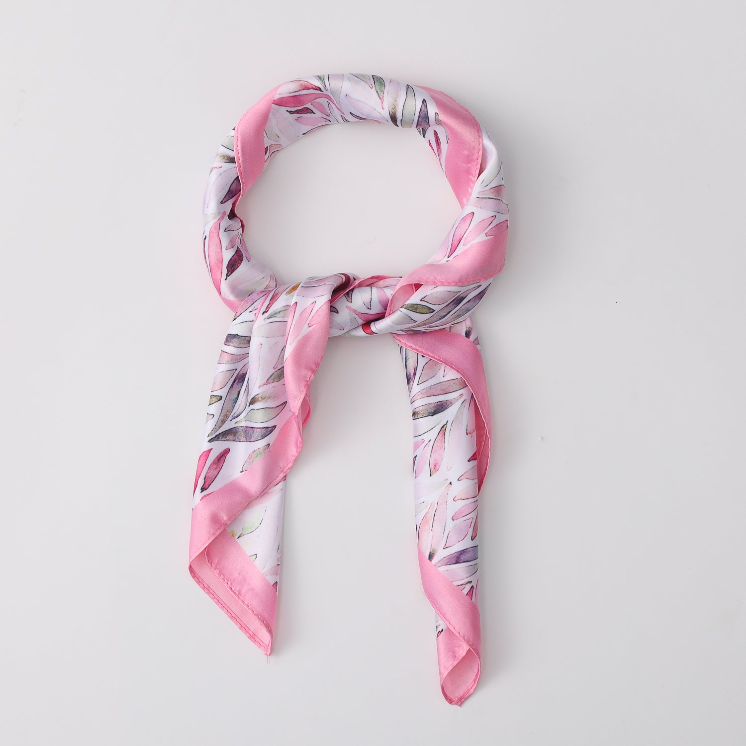 MASCADA 70X70 / HOJAS EN ROMBO / TONOS CLAROS / FONDO BLANCO/ PERFIL ROSA
