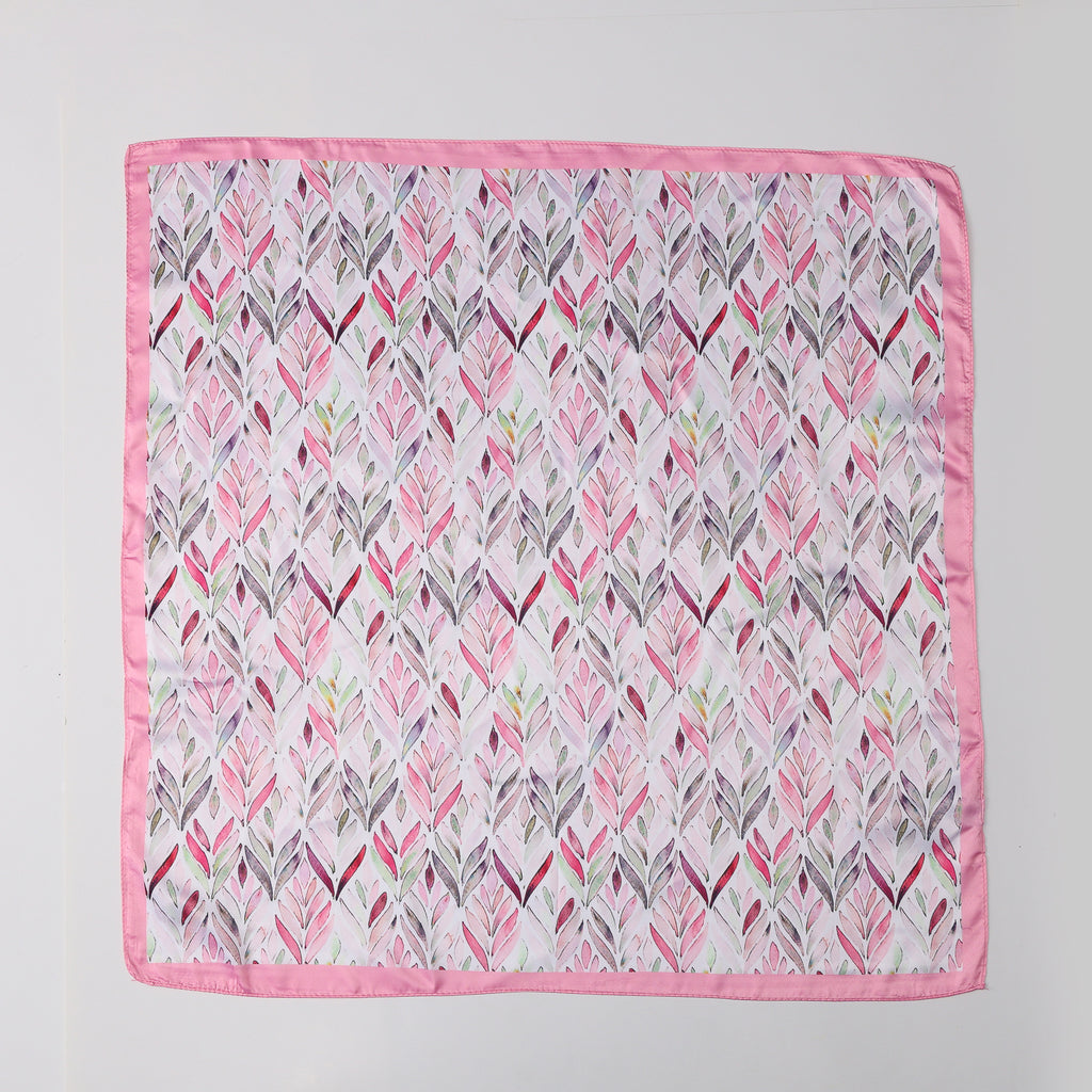 MASCADA 70X70 / HOJAS EN ROMBO / TONOS CLAROS / FONDO BLANCO/ PERFIL ROSA