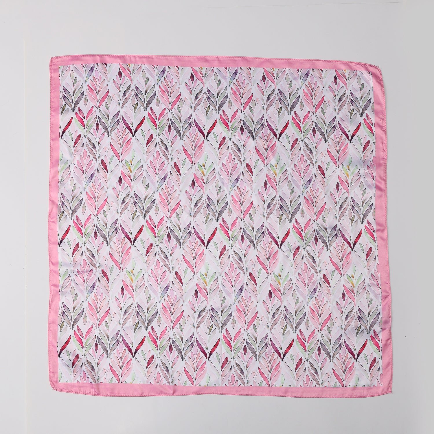MASCADA 70X70 / HOJAS EN ROMBO / TONOS CLAROS / FONDO BLANCO/ PERFIL ROSA