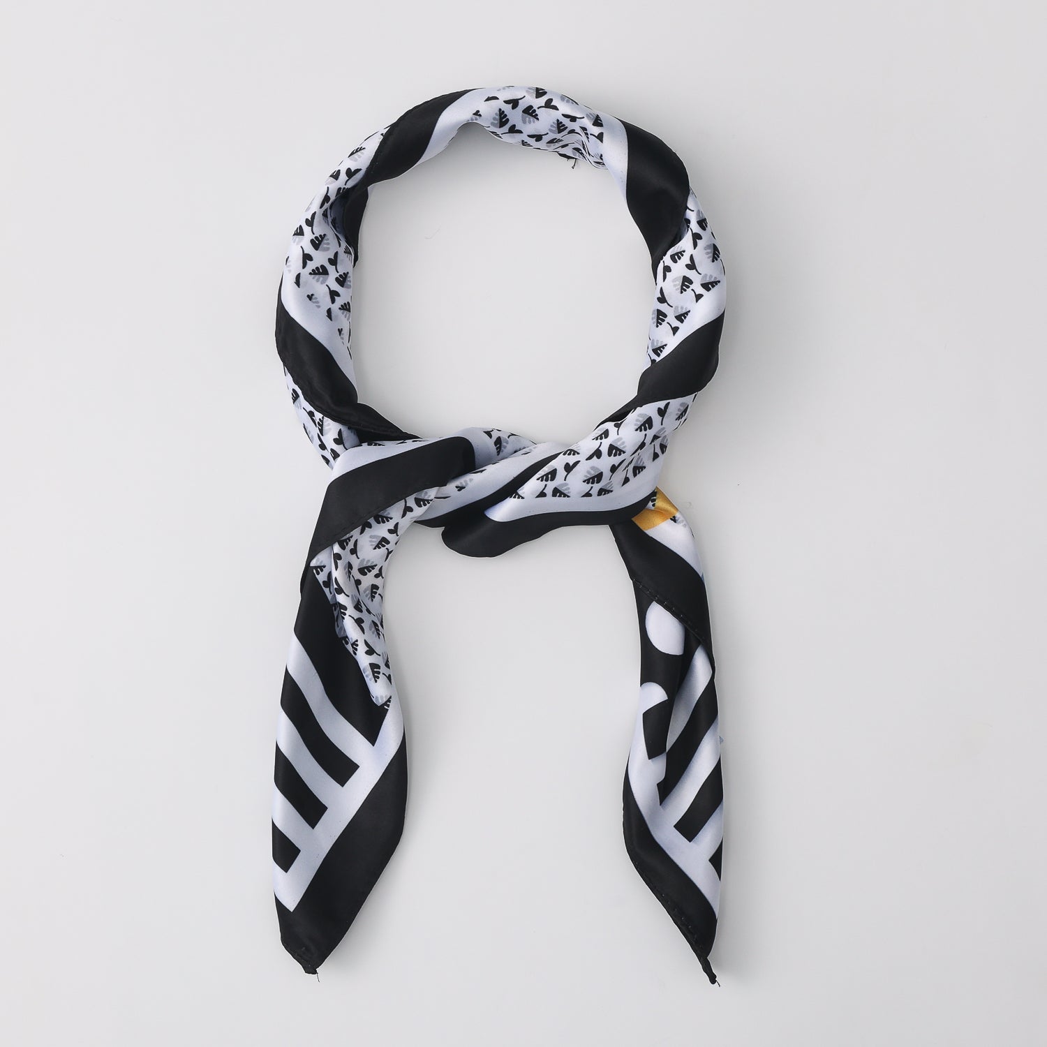 MASCADA 70X70 / DISEÑO GEOMETRICO / PUNTOS / PERFIL LINEAS / MONOGRAMA / NEGRO Y BLANCO/ LINEA AZUL
