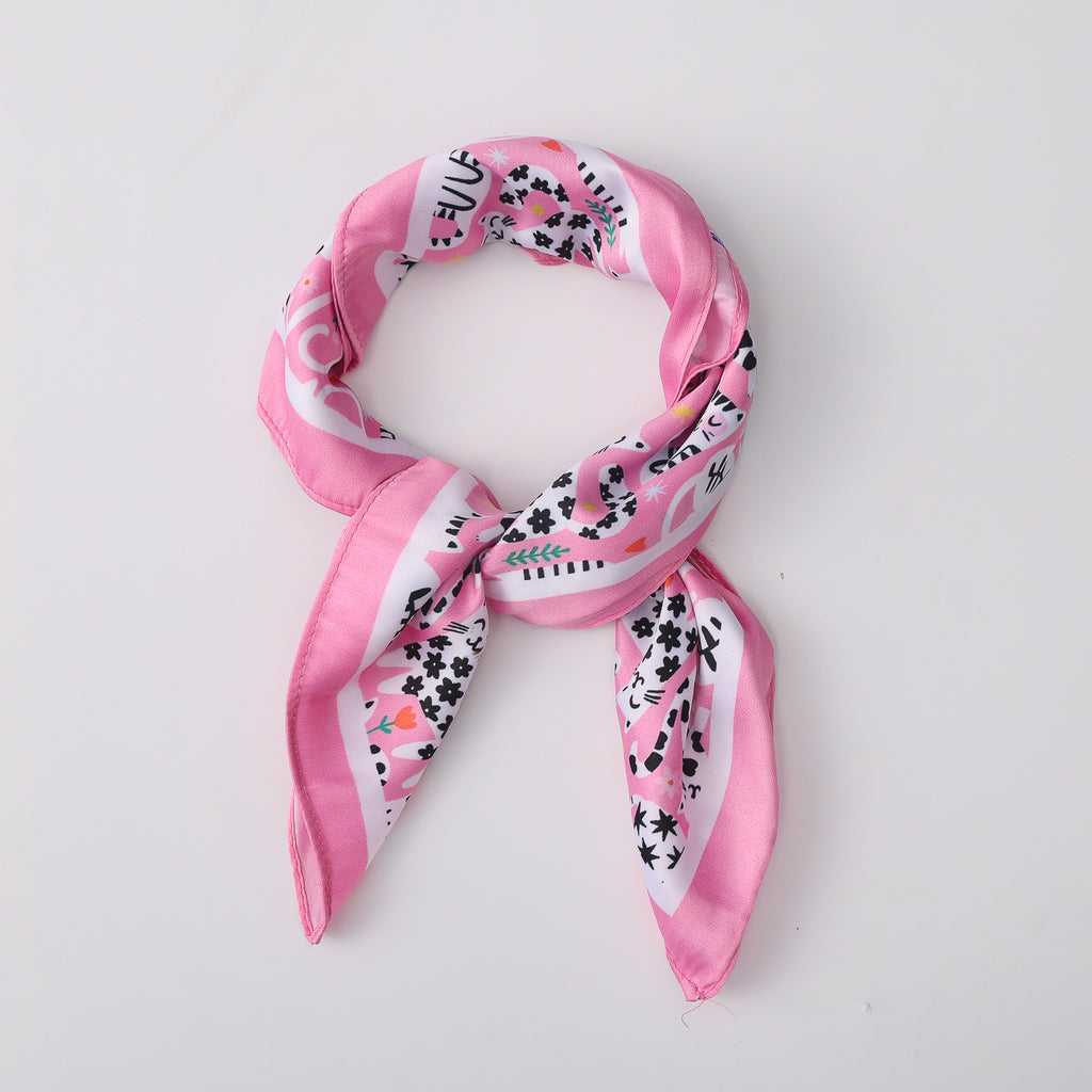 MASCADA 50X50 / GATOA BLANCOS CON FIGURAS / FONDO ROSA