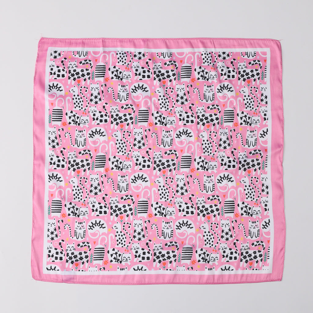 MASCADA 50X50 / GATOA BLANCOS CON FIGURAS / FONDO ROSA