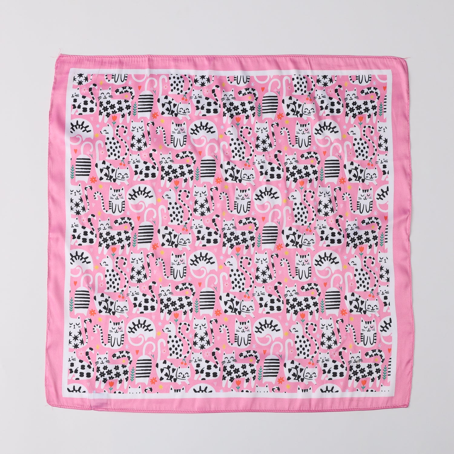 MASCADA 50X50 / GATOA BLANCOS CON FIGURAS / FONDO ROSA