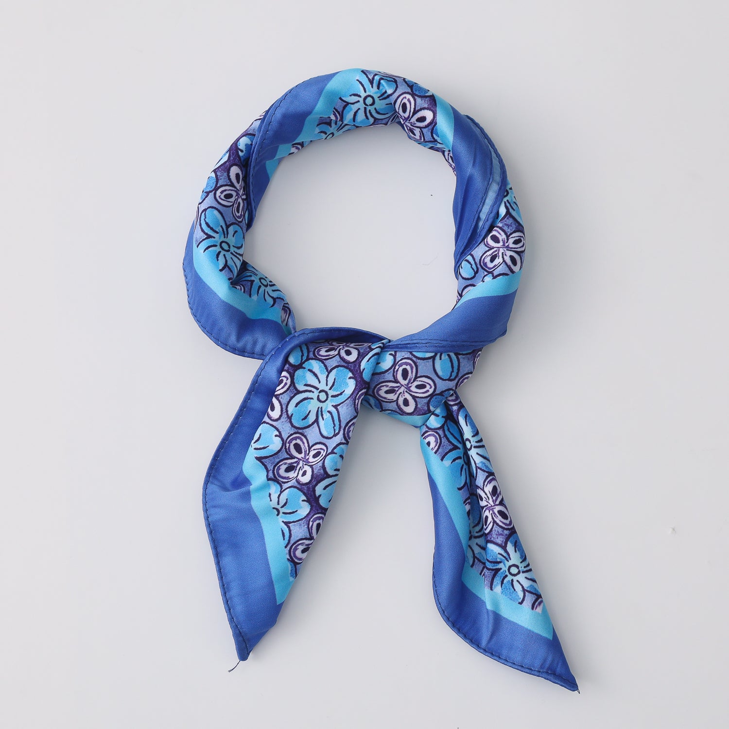 MASCADA 50X50 / MARIPOSA ROSA / FLOR AZUL / EN MONOGRAMA / PERFIL AZUL