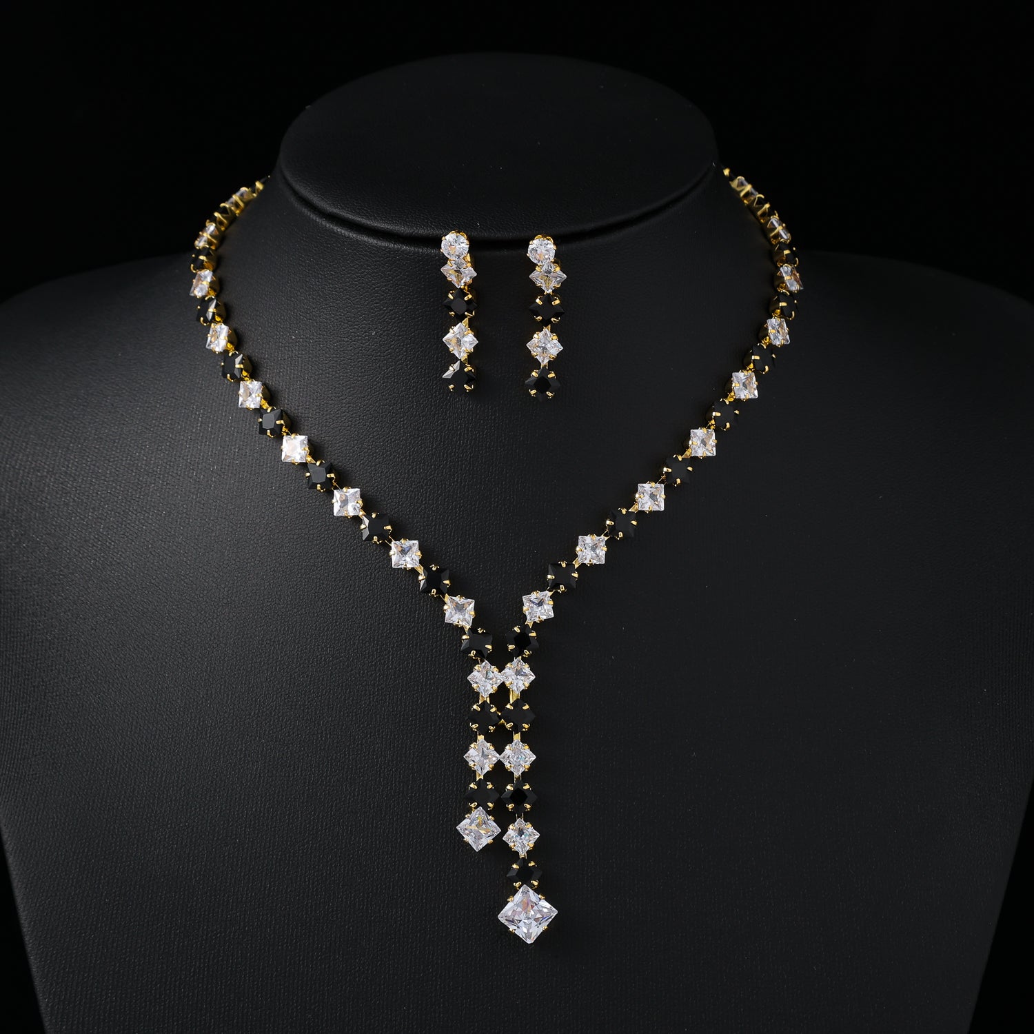 coll y are /gargantilla cristal rombo negro y cristal / cuelgan 2 lineas / arete largo / dorado